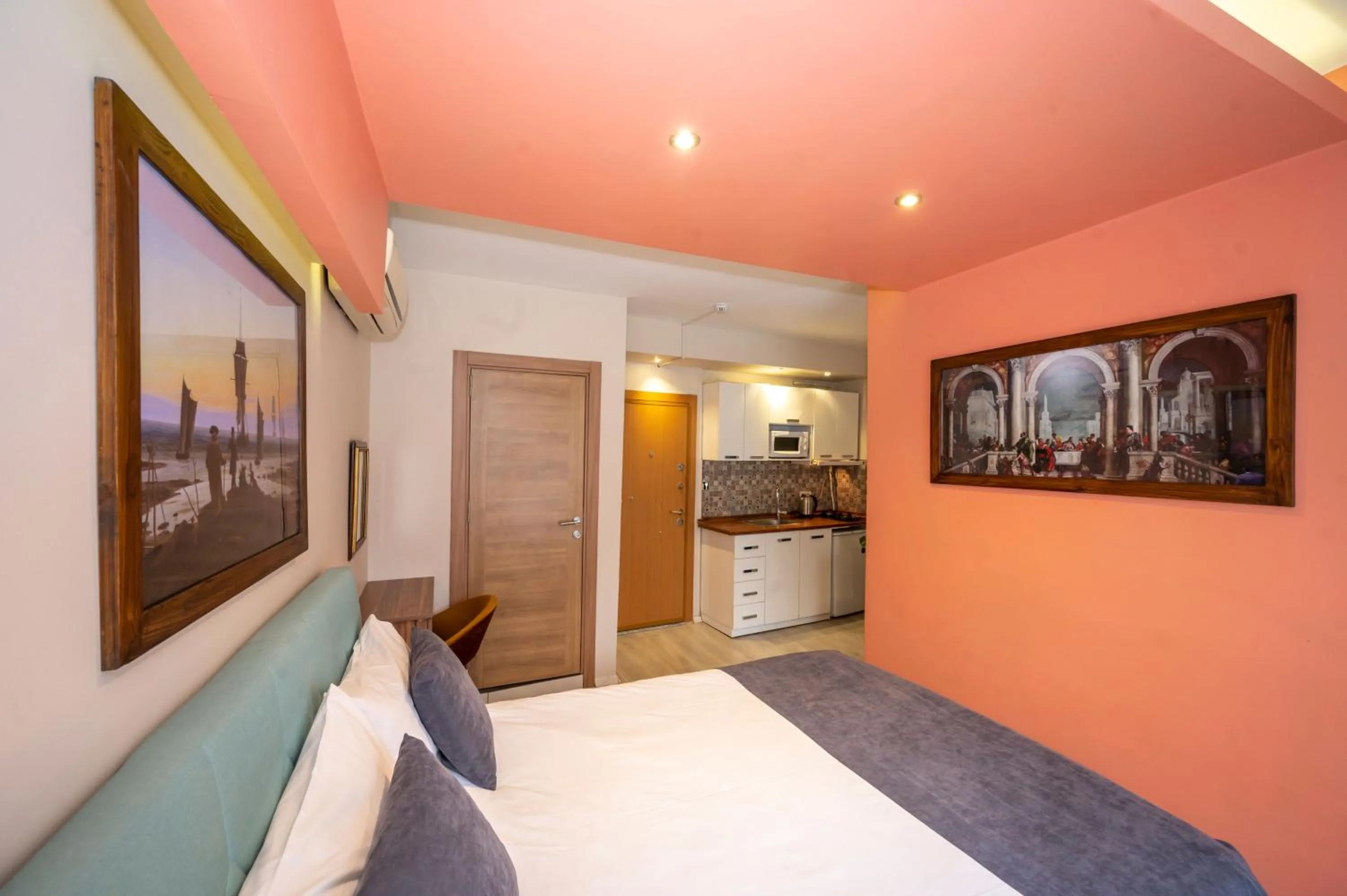 Photo of the whole room, Bed in Marida Suit - Istanbul Taksim