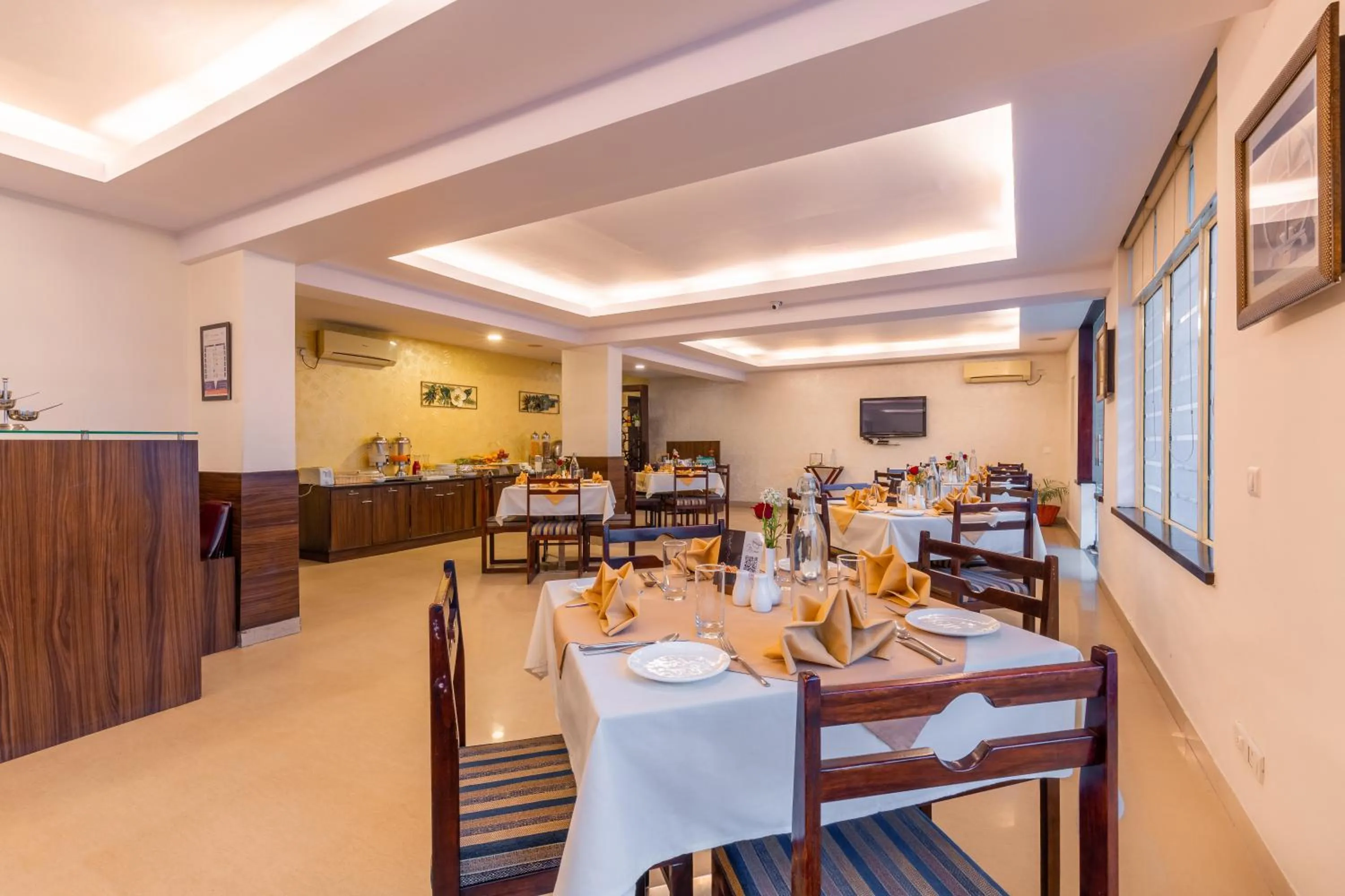 Restaurant/places to eat in Rosewood Apartment Hotel - Pantnagar