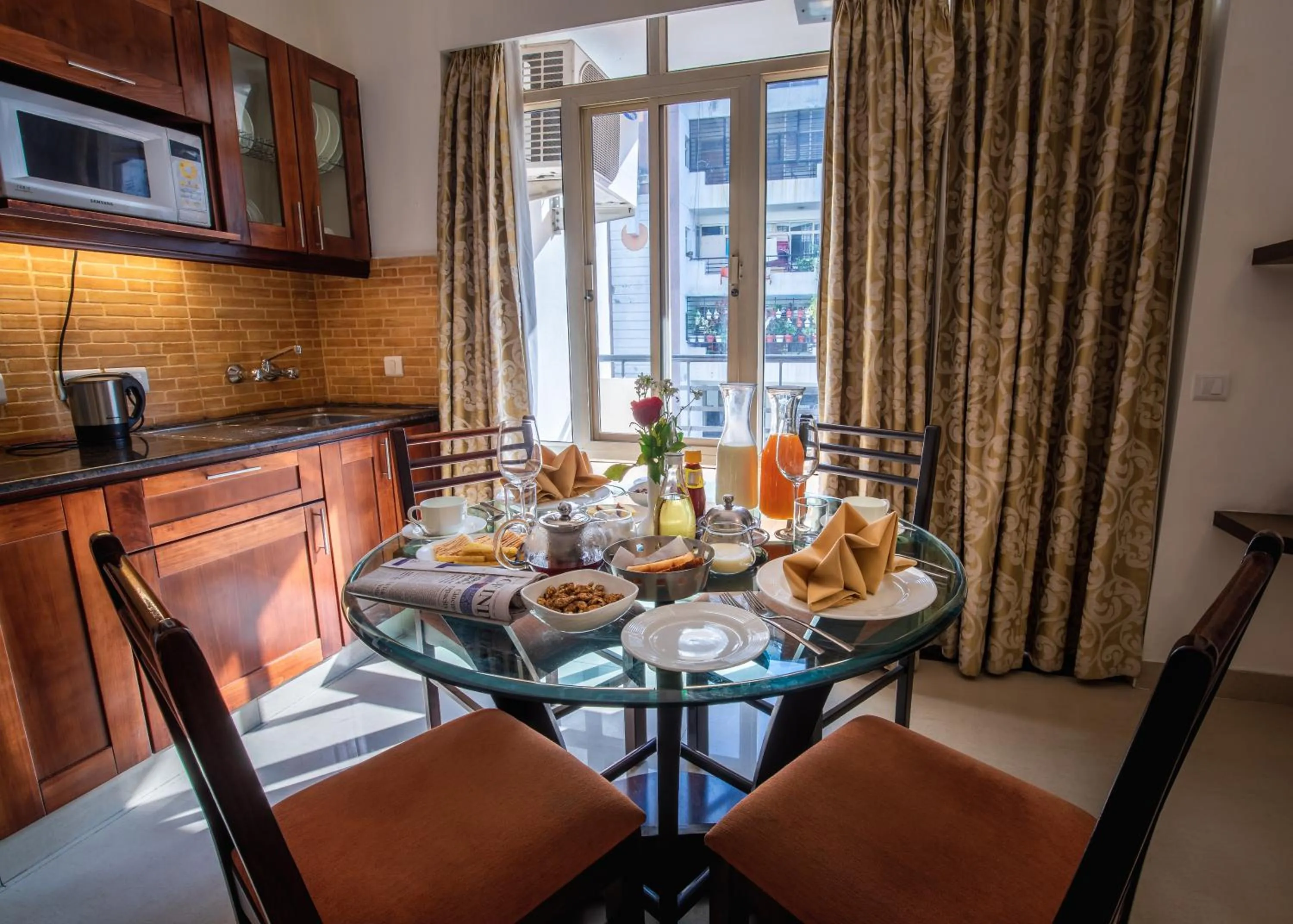 Kitchen or kitchenette in Rosewood Apartment Hotel - Pantnagar