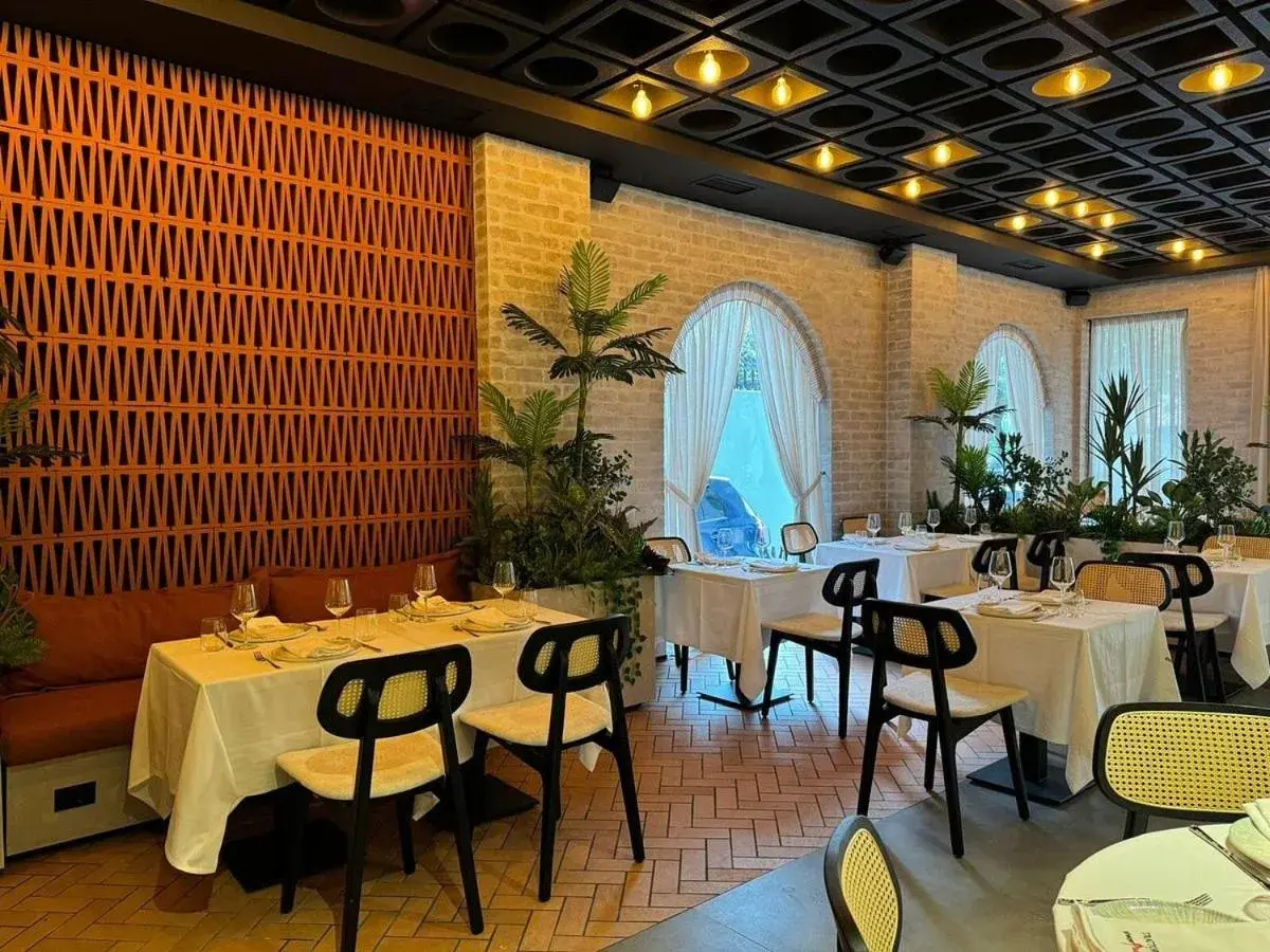 Restaurant/places to eat in Senator Hotel Restaurant/places to eat in Senator Hotel