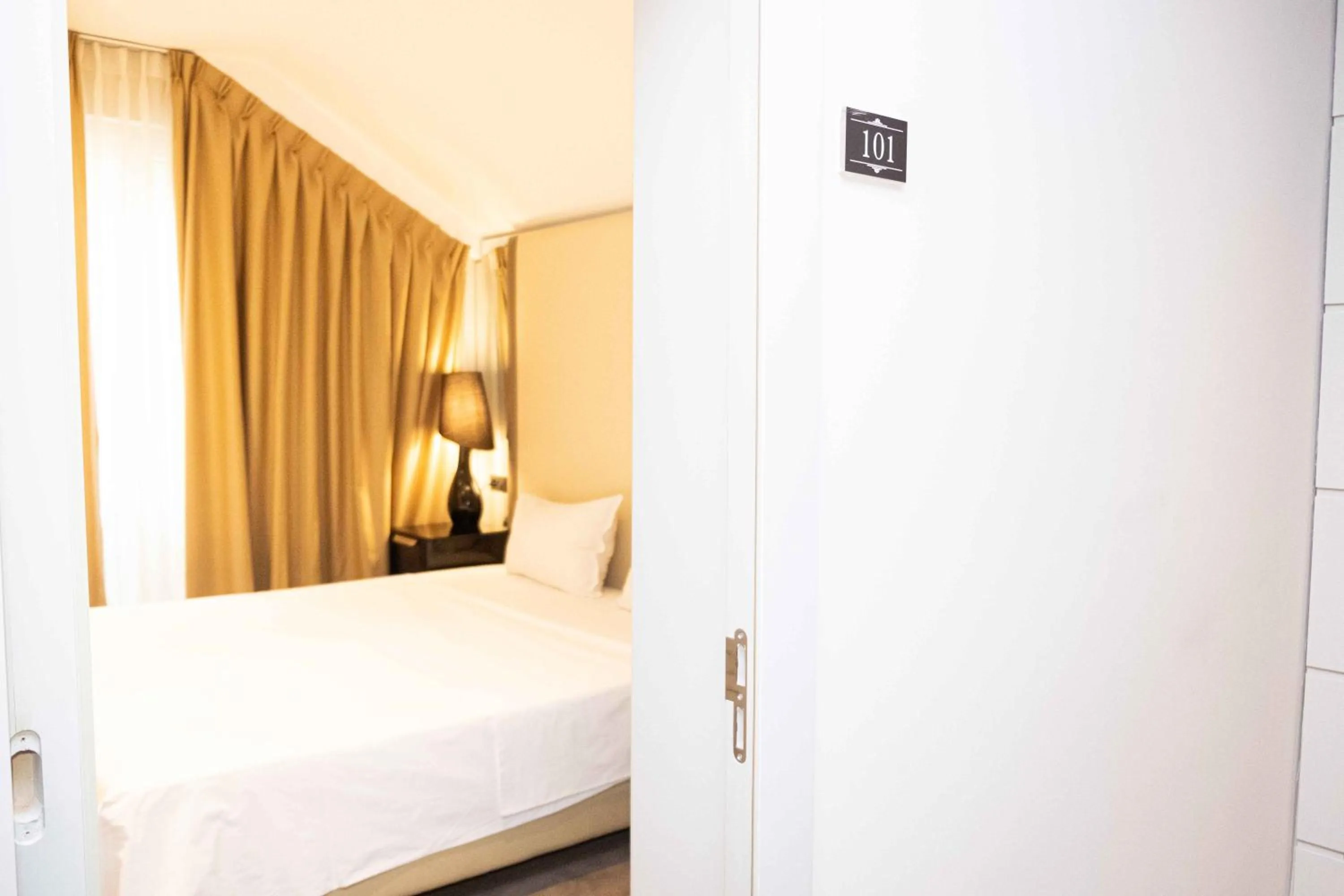 Bedroom, Bed in Senator Hotel