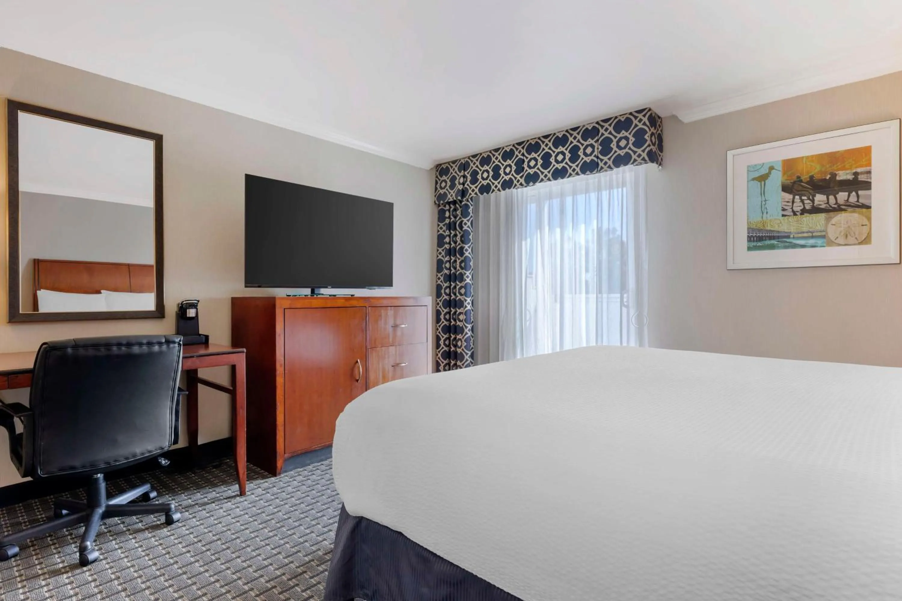 Bedroom, Bed in Best Western Plus Marina Shores Hotel