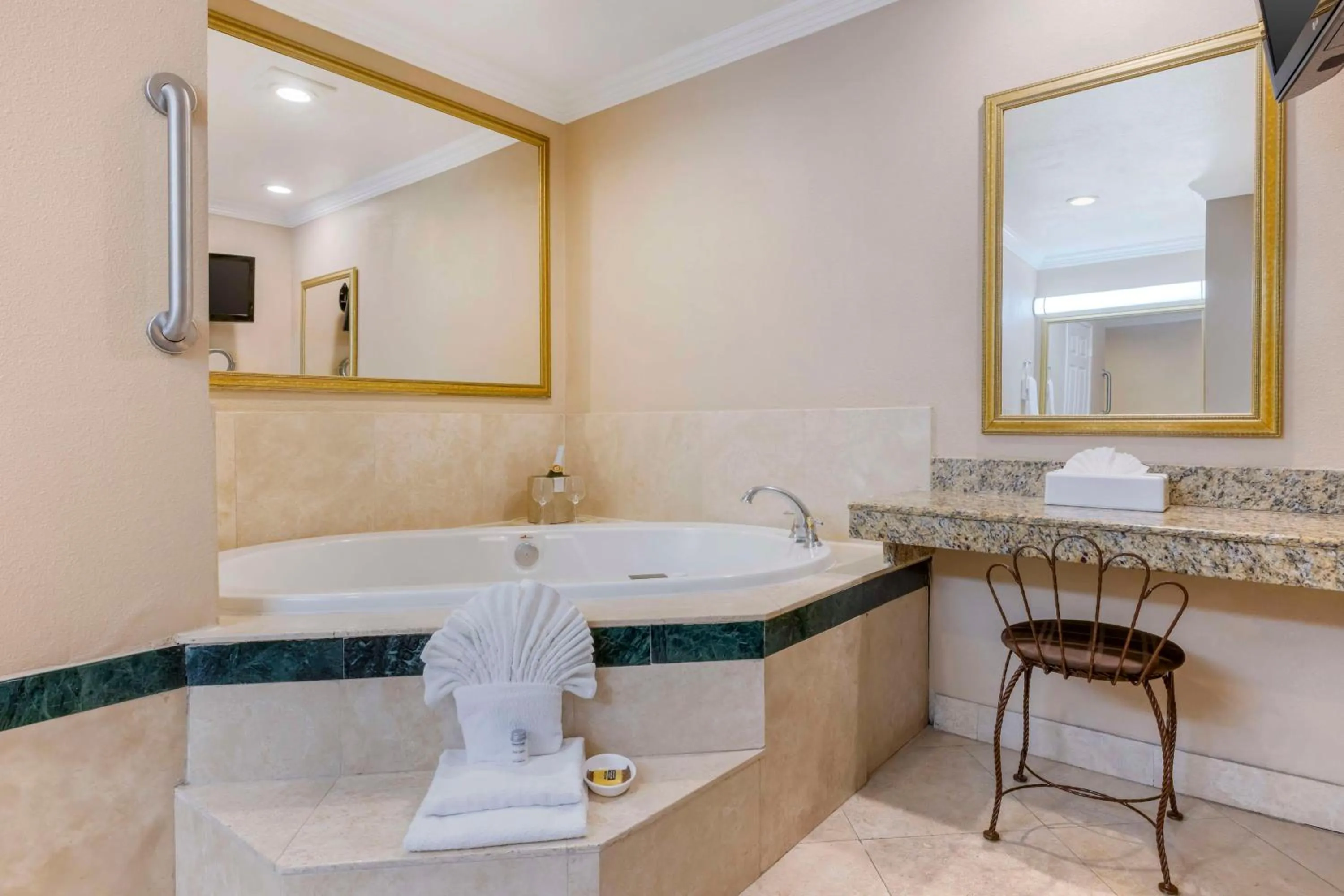 Photo of the whole room in Best Western Plus Marina Shores Hotel