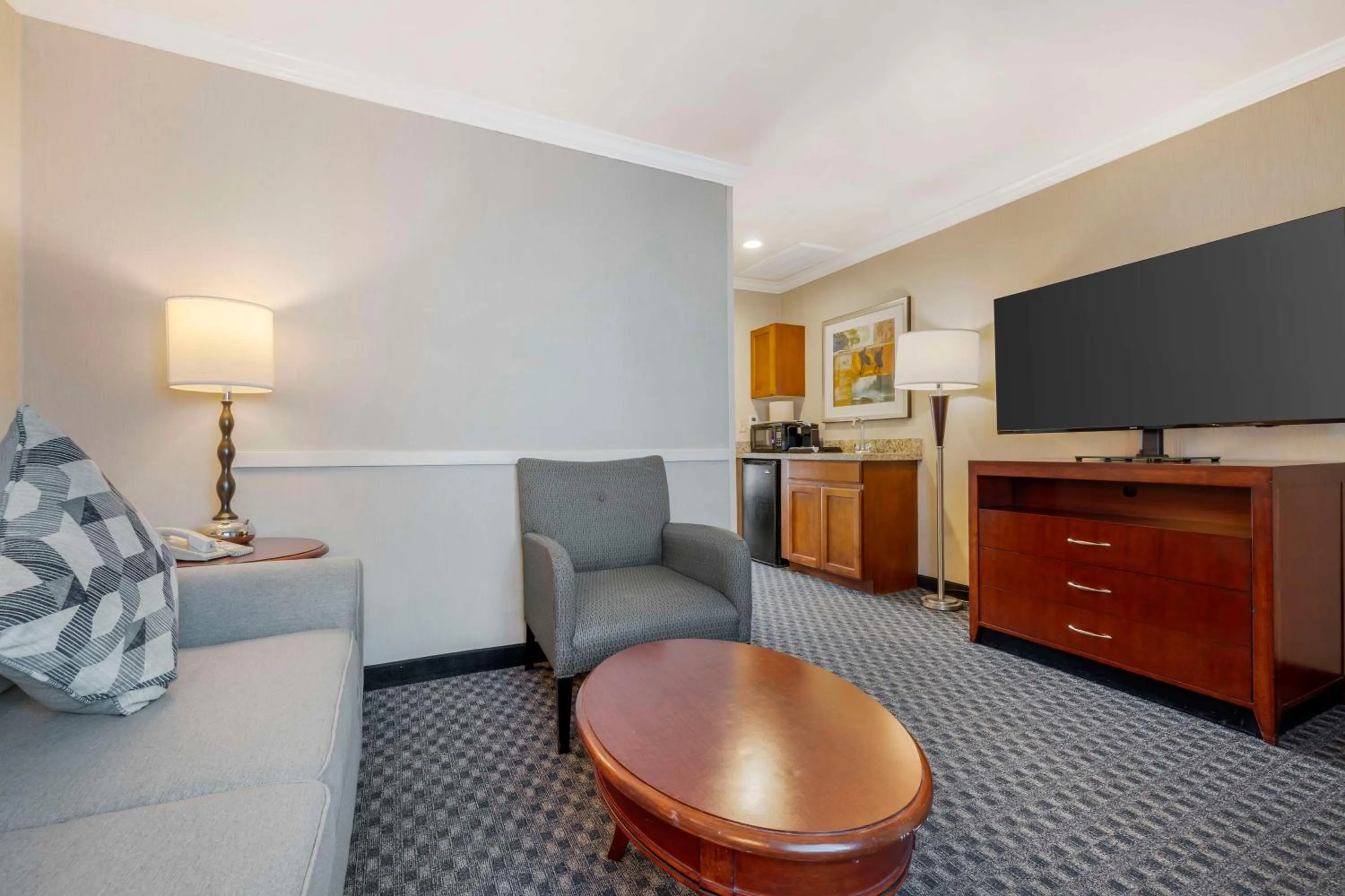 Bedroom in Best Western Plus Marina Shores Hotel