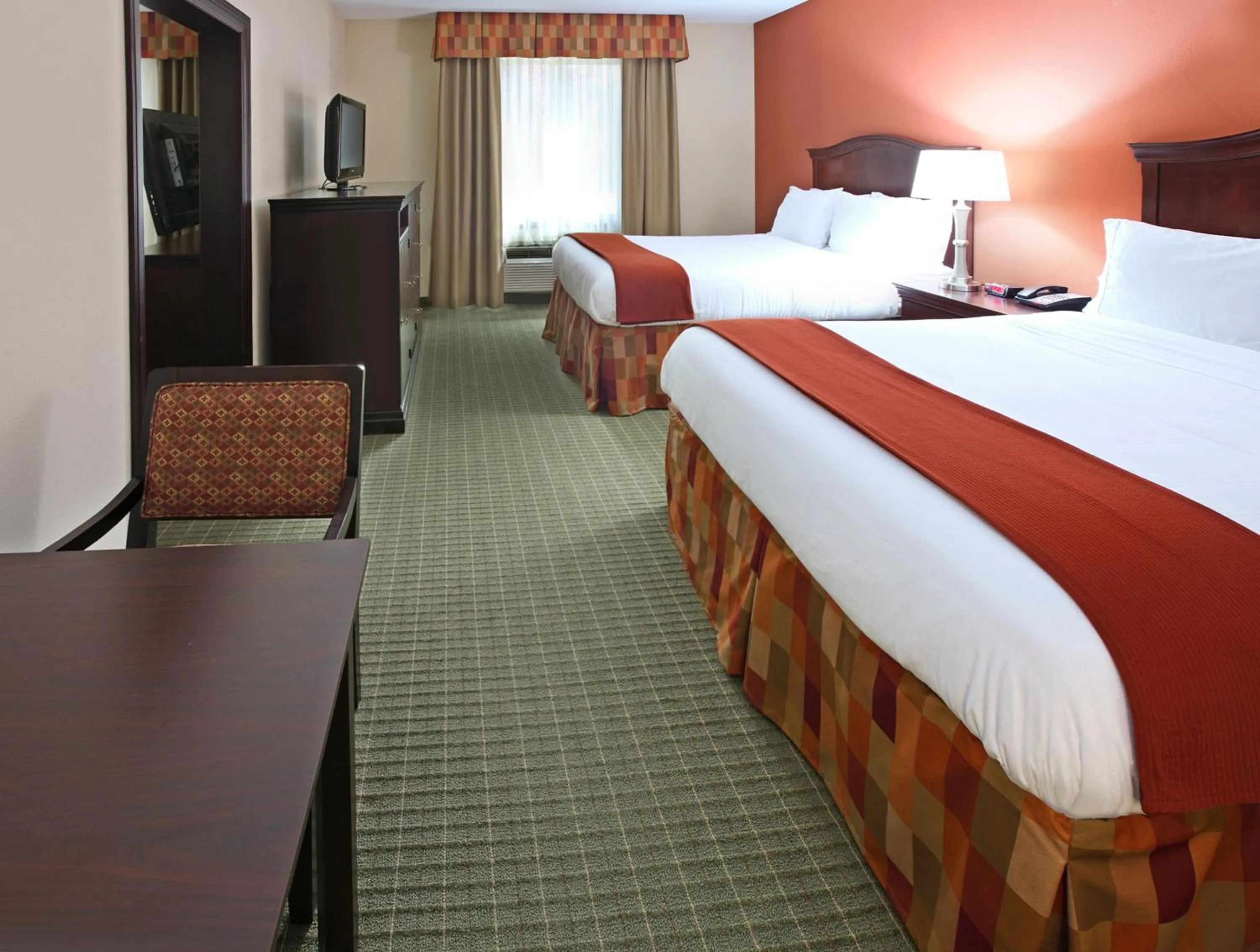 Bed in Holiday Inn Express Hotel & Suites Henderson - Traffic Star by IHG