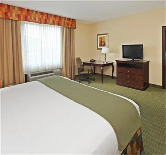 Bed in Holiday Inn Express Hotel & Suites Henderson - Traffic Star by IHG