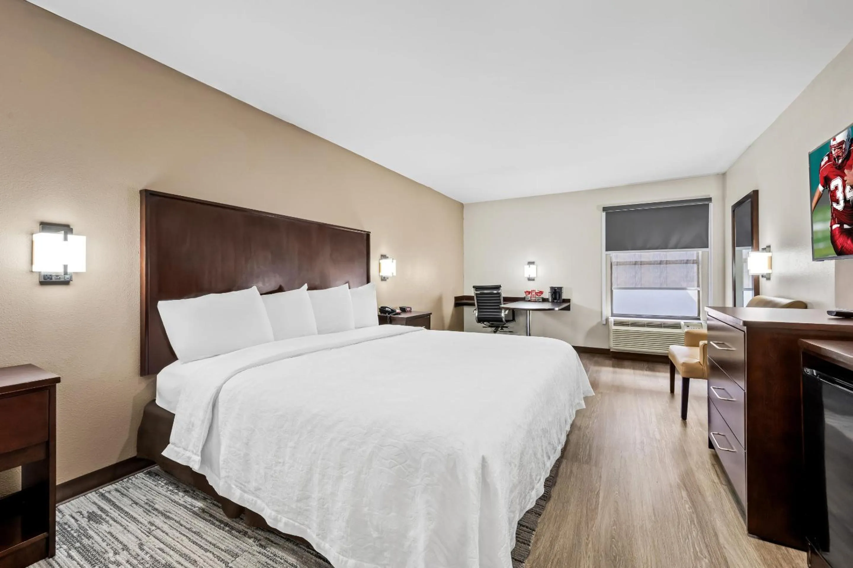 Photo of the whole room, Bed in Red Roof PLUS Henderson