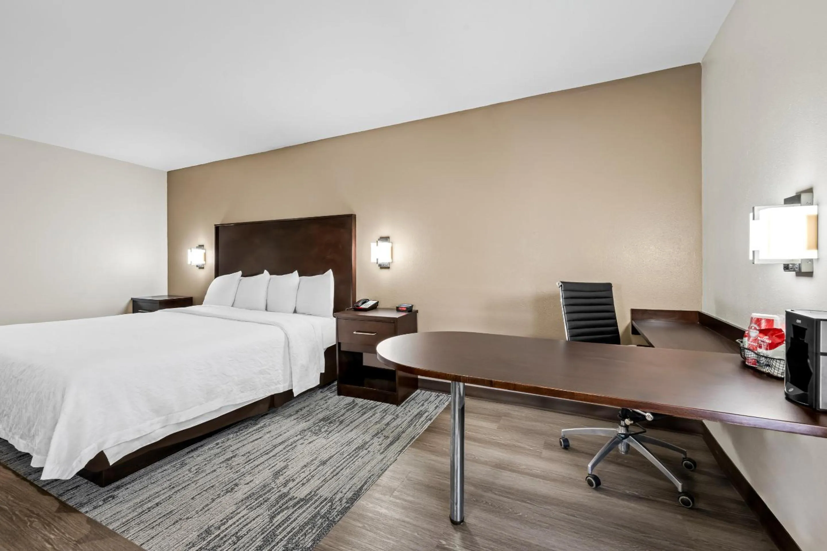 Photo of the whole room, Bed in Red Roof PLUS Henderson