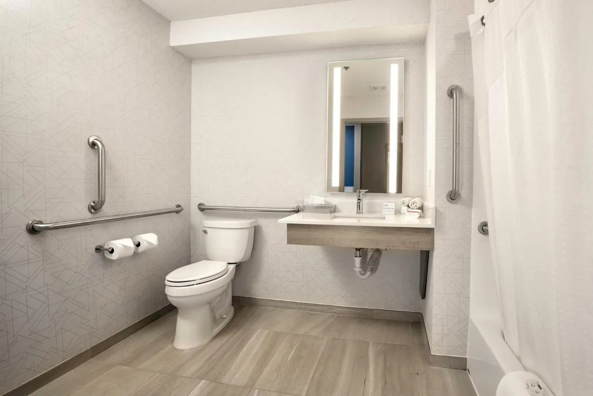 Suite with Mobility Accessible Tub - Non-Smoking in Holiday Inn Express Hotel & Suites Festus-South St. Louis by IHG Suite with Mobility Accessible Tub - Non-Smoking in Holiday Inn Express Hotel & Suites Festus-South St. Louis by IHG