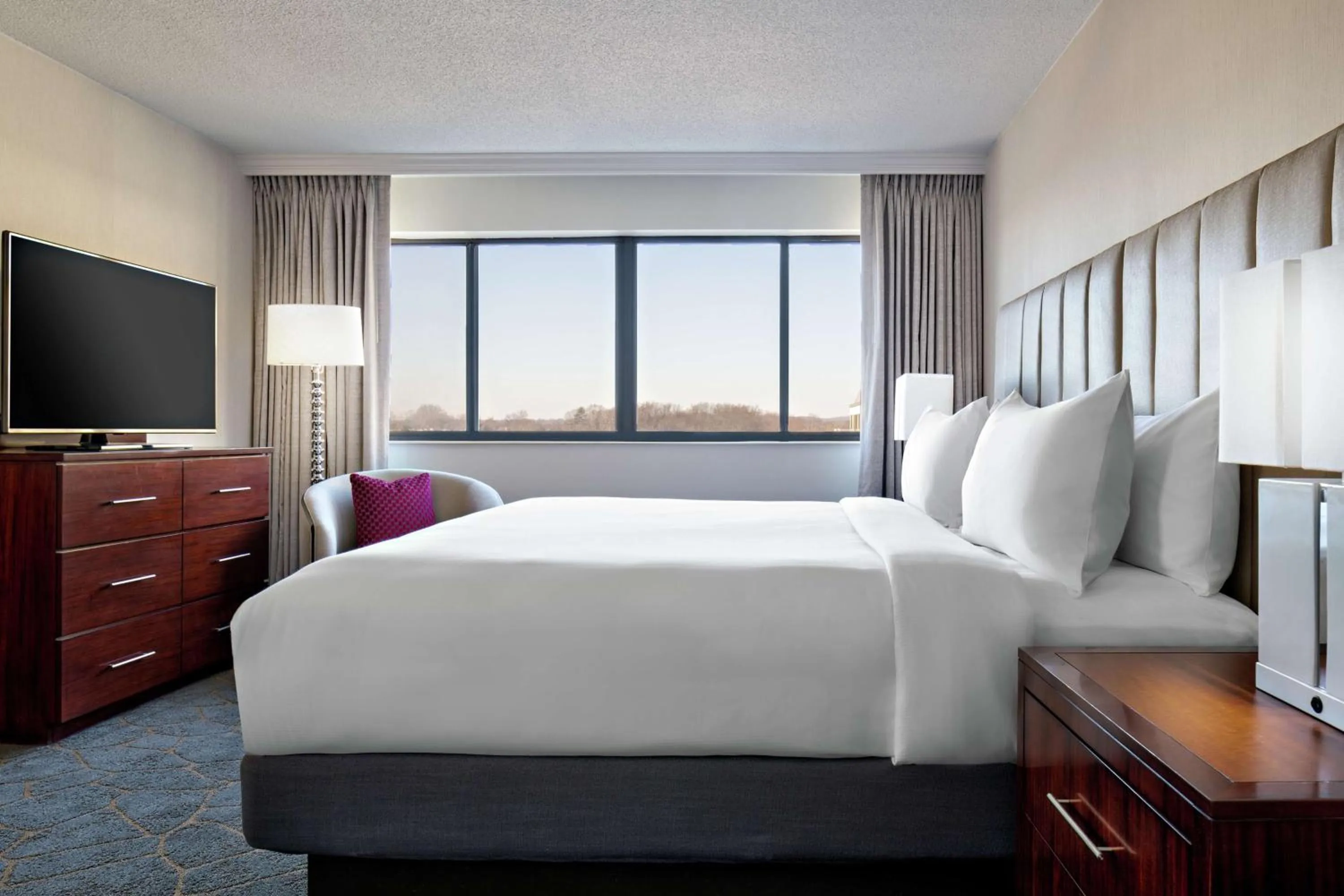 Bedroom, Bed in DoubleTree by Hilton Fairfield Hotel & Suites