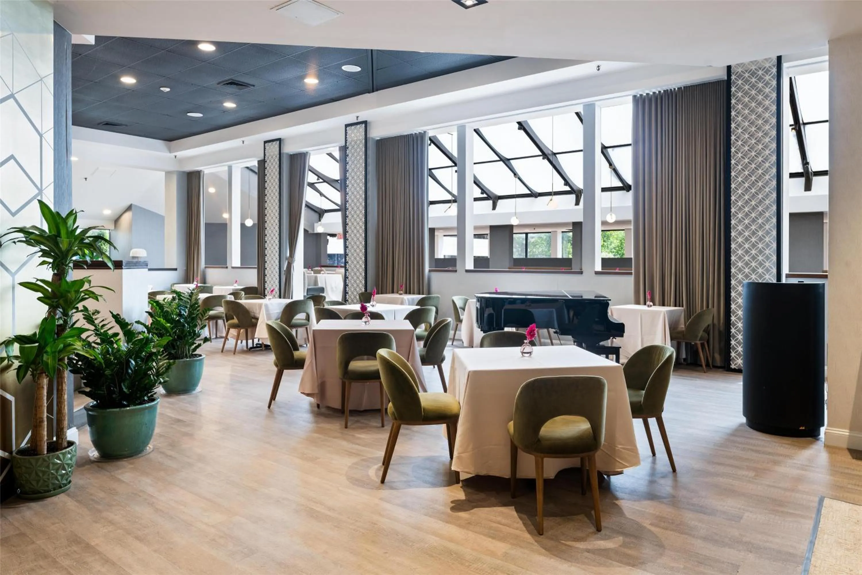 Lounge or bar in DoubleTree by Hilton Fairfield Hotel & Suites