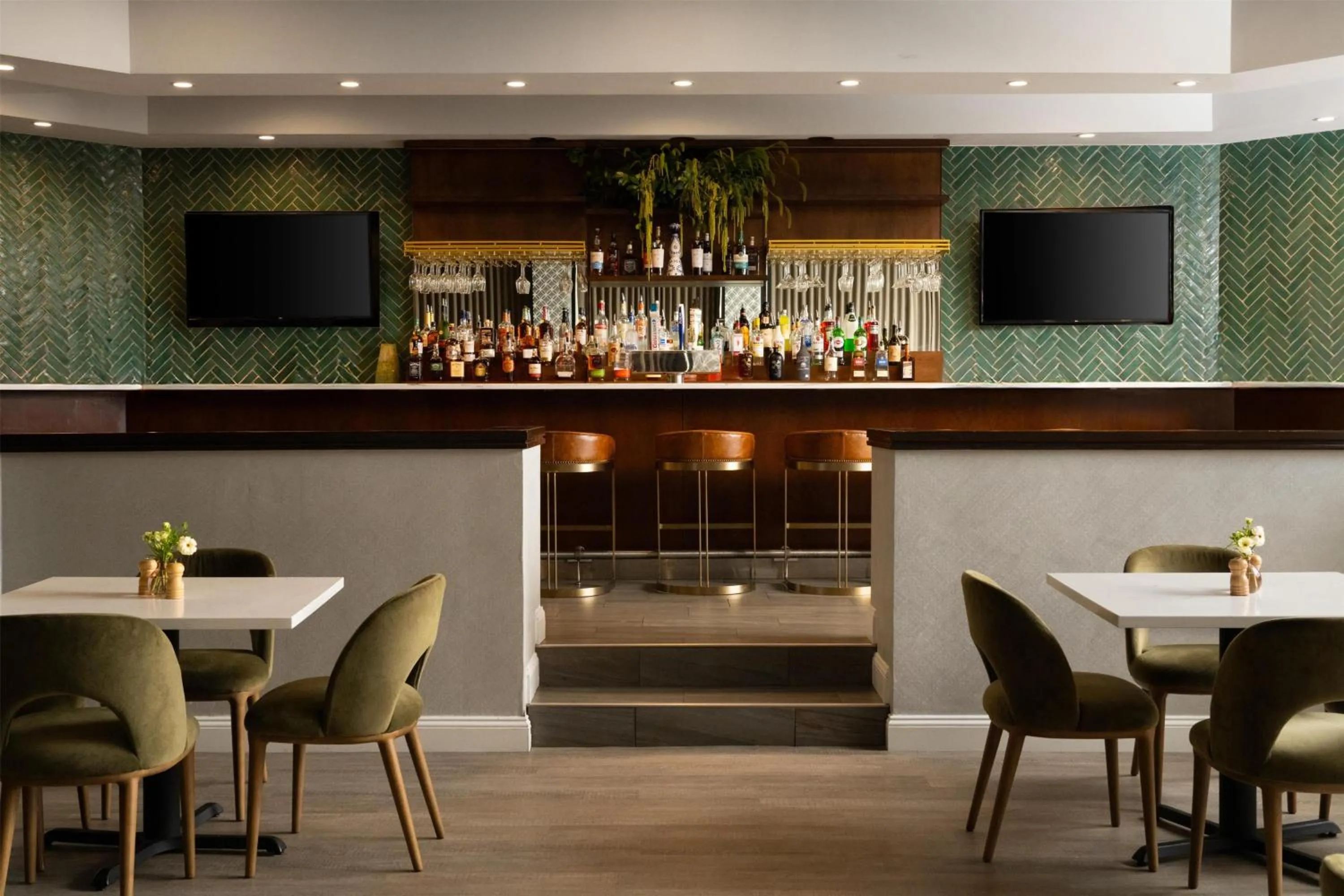 Lounge or bar in DoubleTree by Hilton Fairfield Hotel & Suites