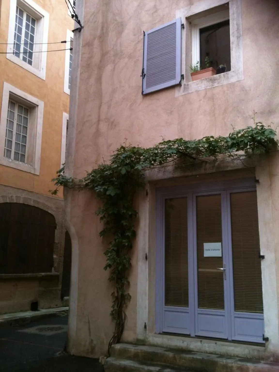 Facade/entrance in Longo Mai