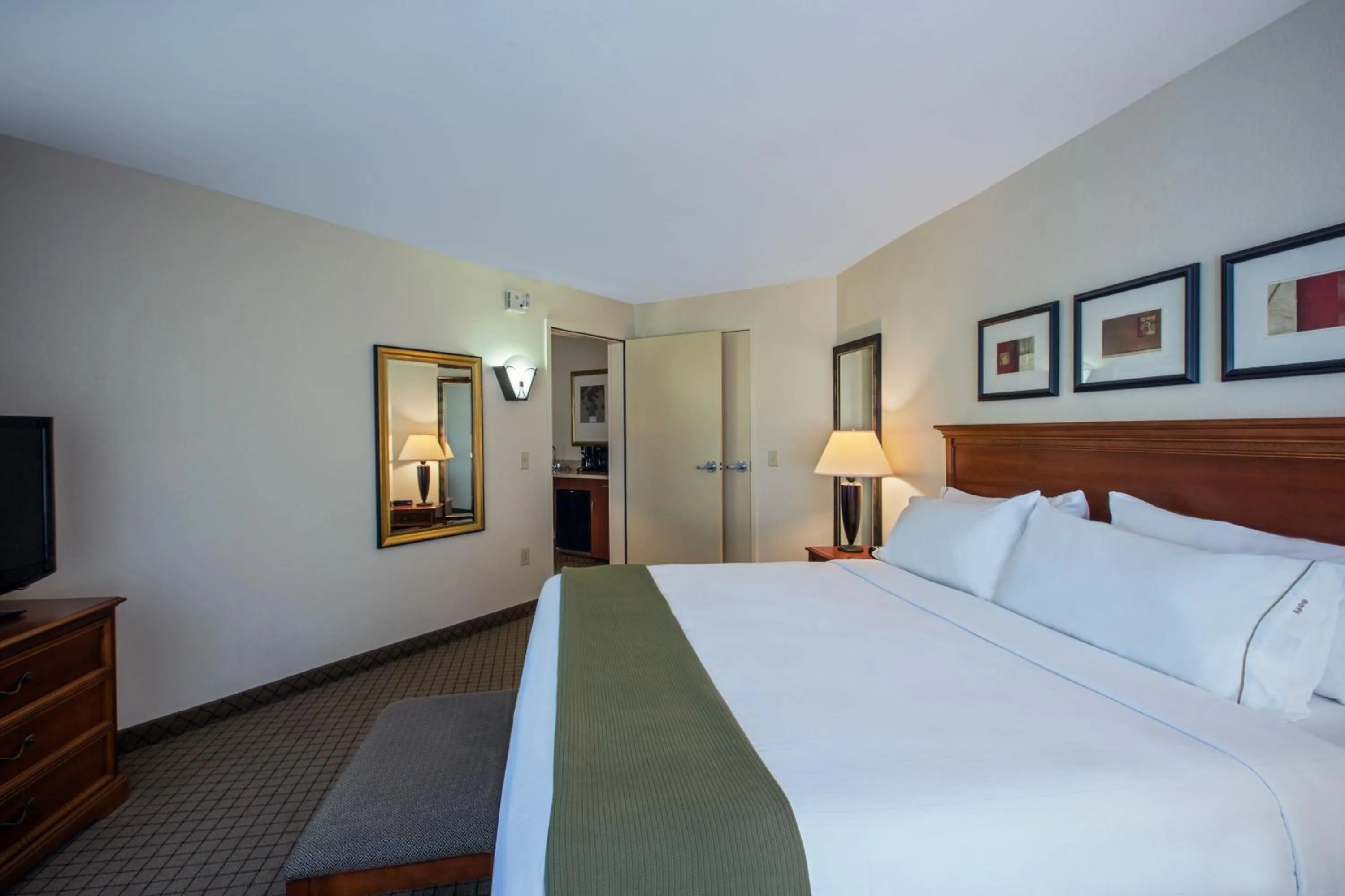 Bedroom, Bed in Holiday Inn Express Hotel & Suites Jackson - Flowood by IHG