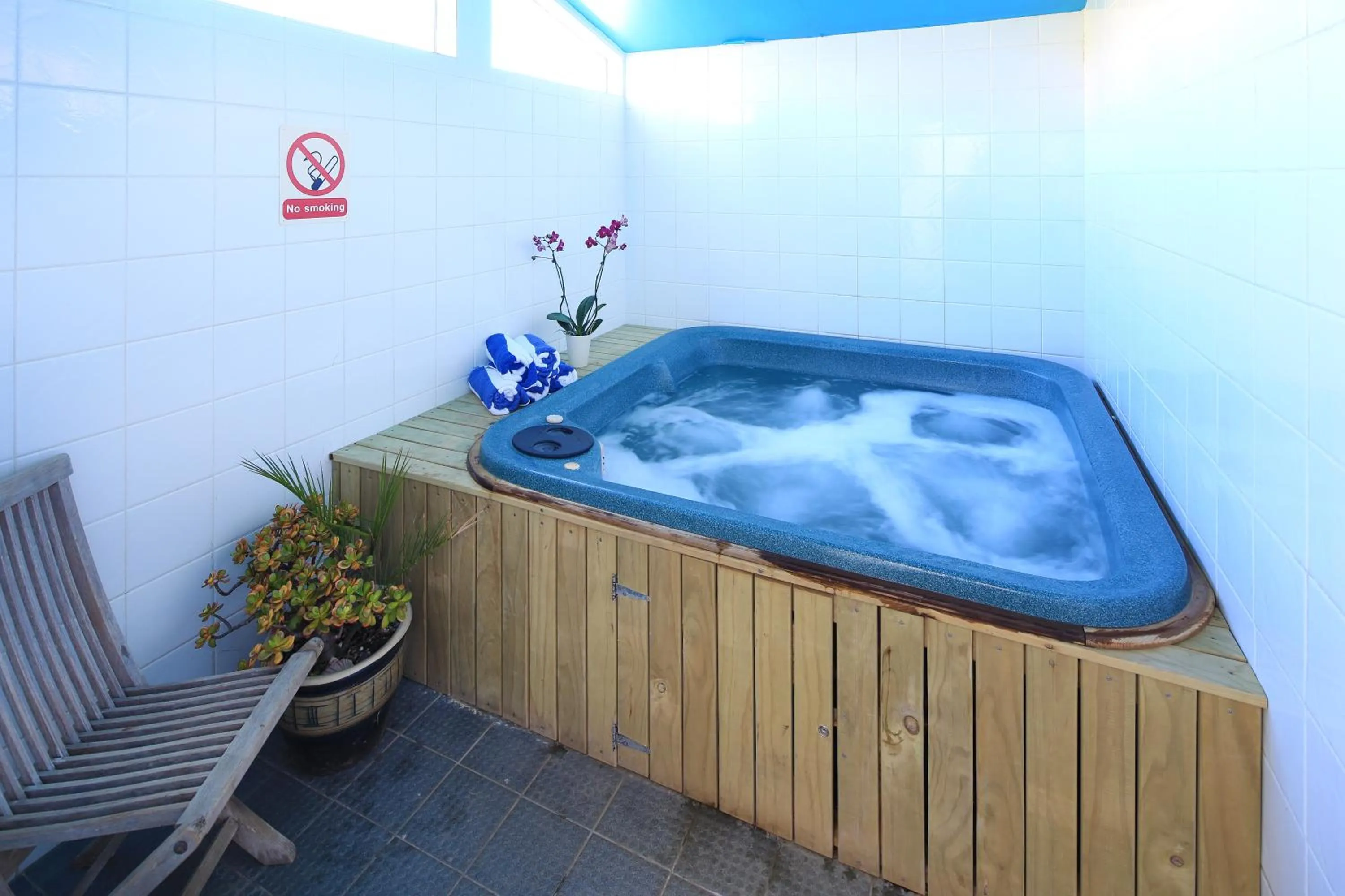 Day in Onetangi Beach Apartments