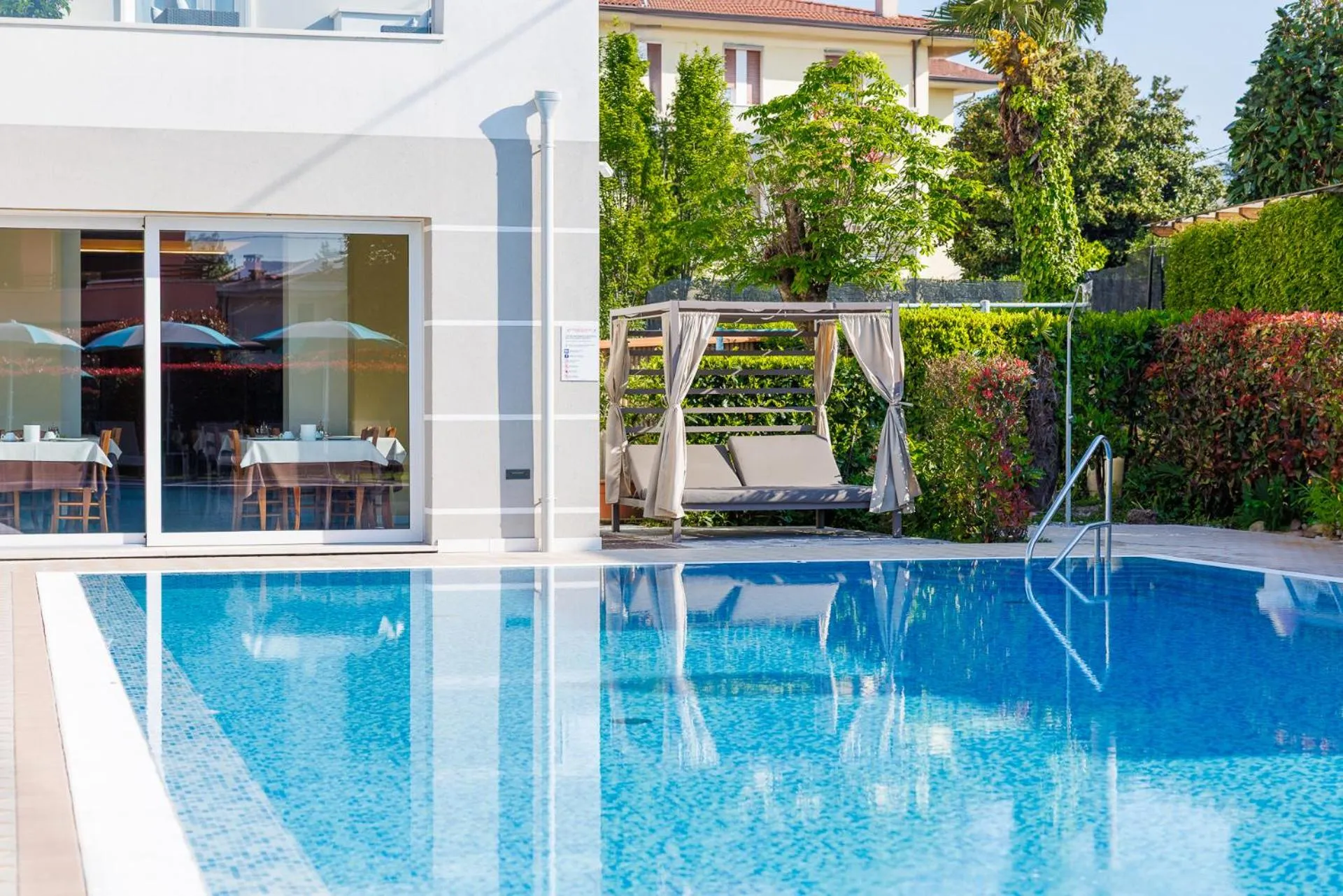Swimming pool in Hotel Paradiso