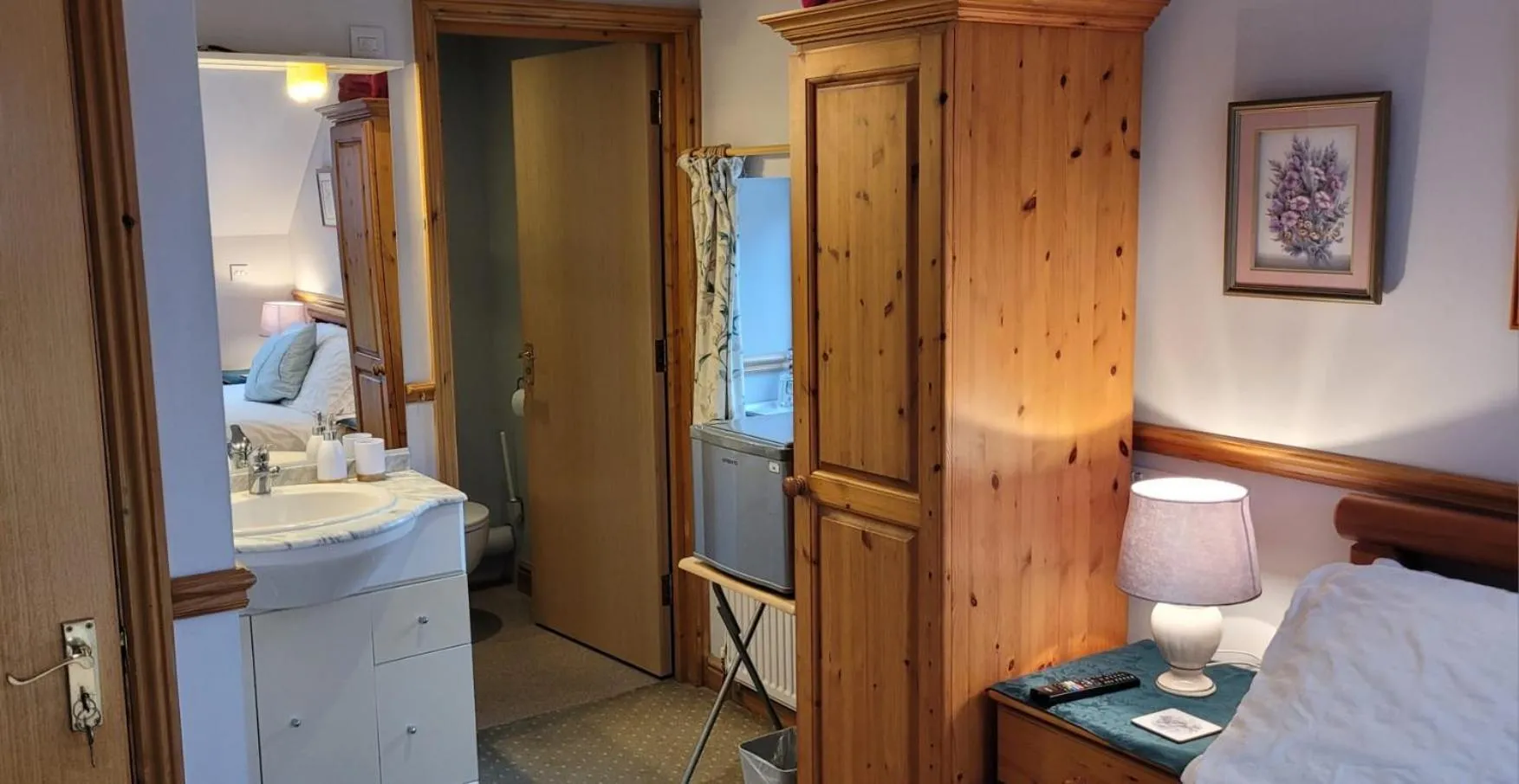 Bathroom, Bed in Alington House