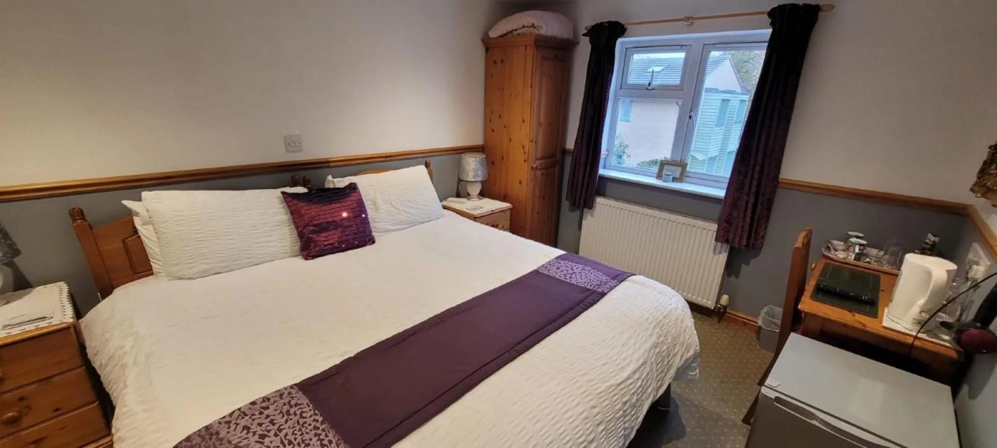 Bedroom, Bed in Alington House