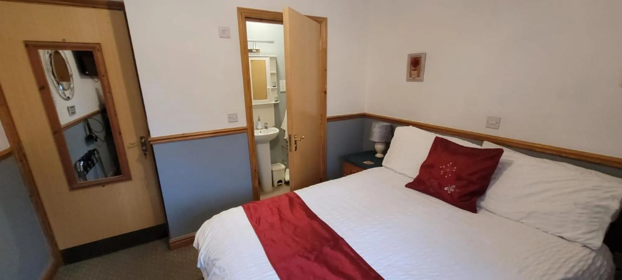 Bedroom, Bed in Alington House