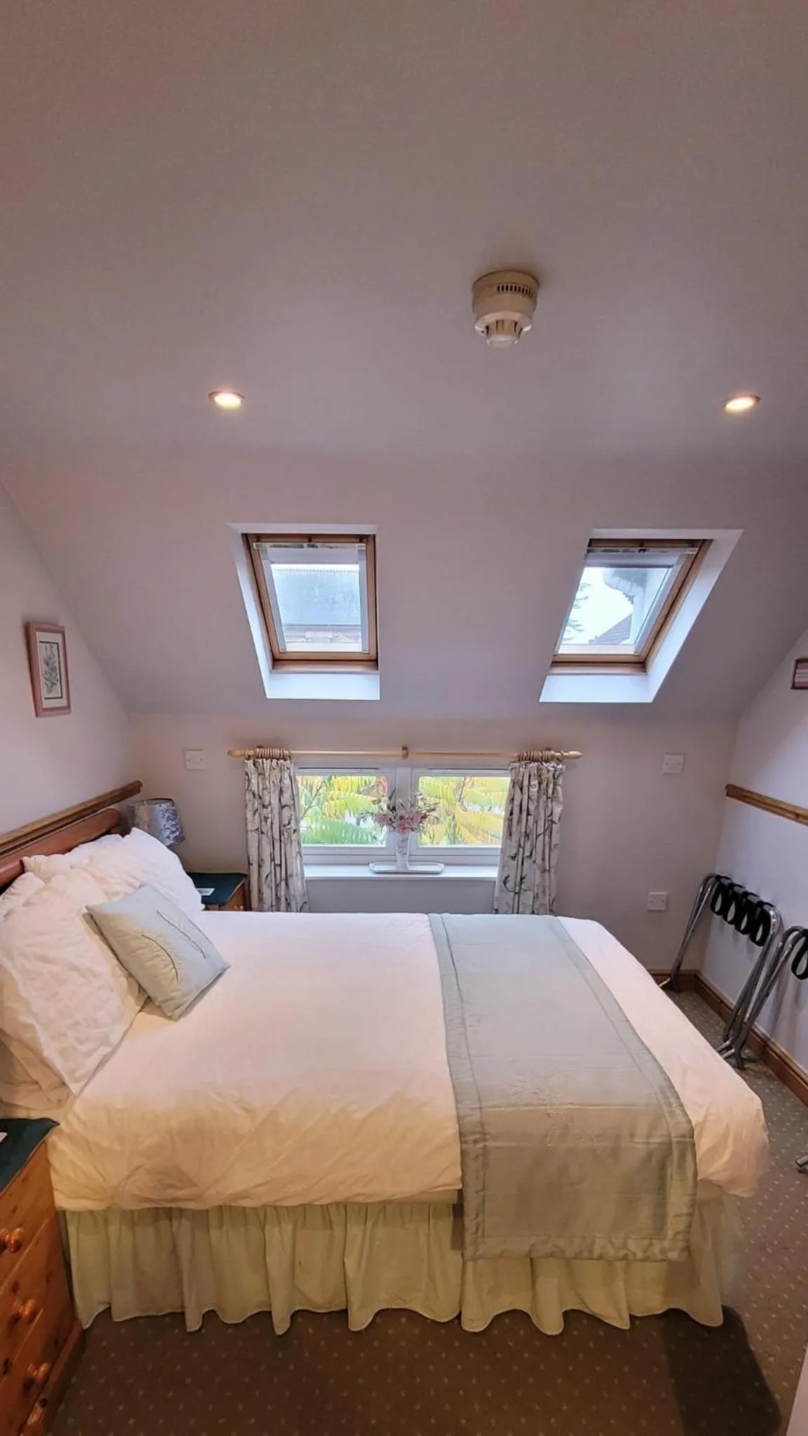 Bedroom, Bed in Alington House