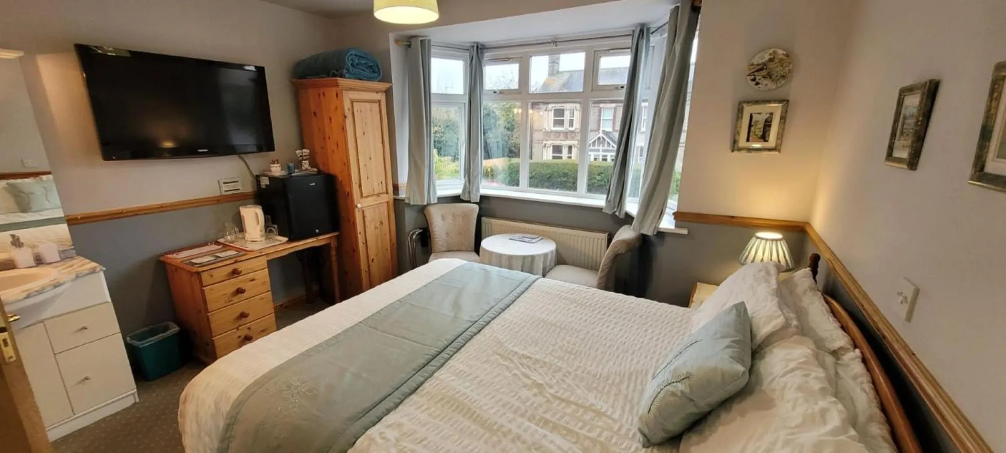 Photo of the whole room, Bed in Alington House