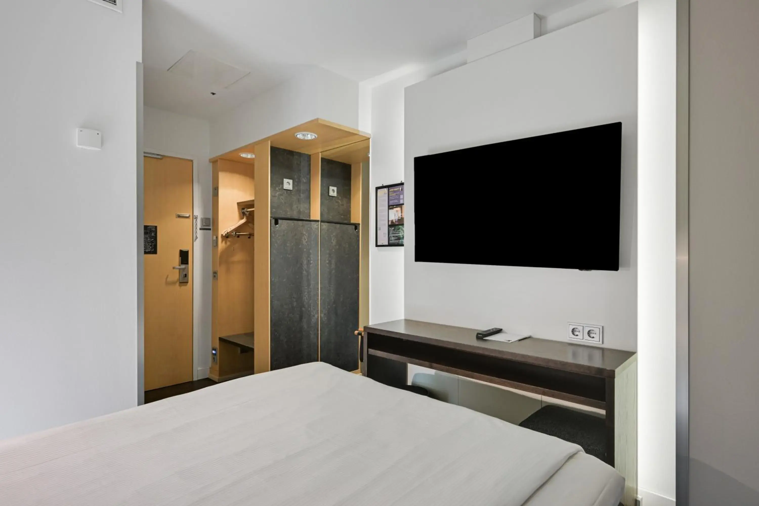 wardrobe, Bed in Comfort Hotel Xpress Helsinki Airport Terminal wardrobe, Bed in Comfort Hotel Xpress Helsinki Airport Terminal