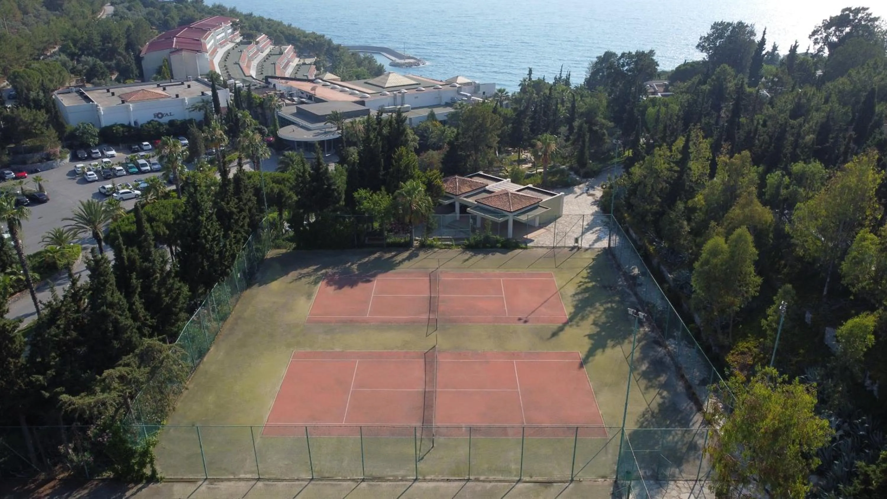 Tennis court in Pine Bay Holiday Resort