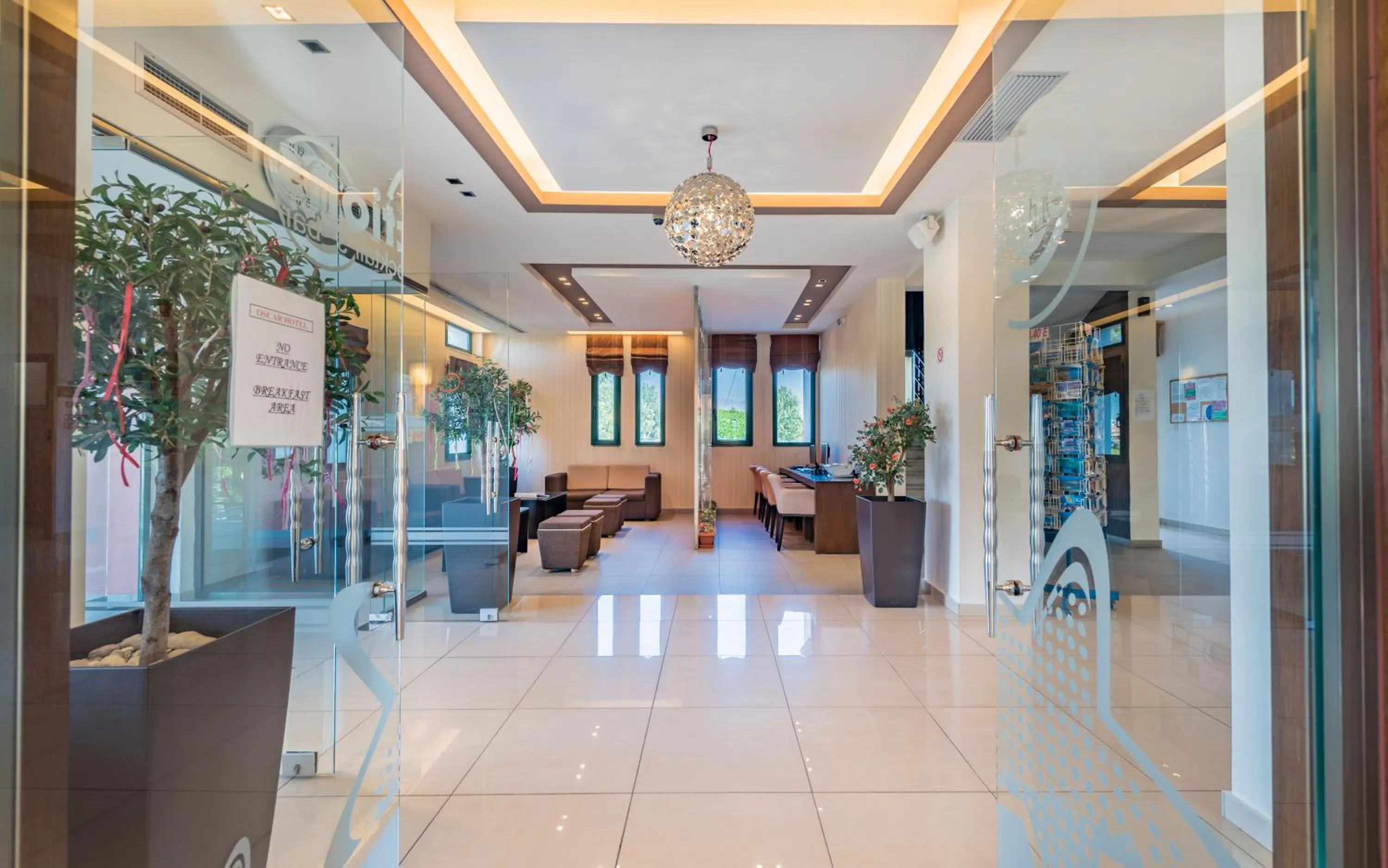 Communal lounge/ TV room in Oscar Hotel