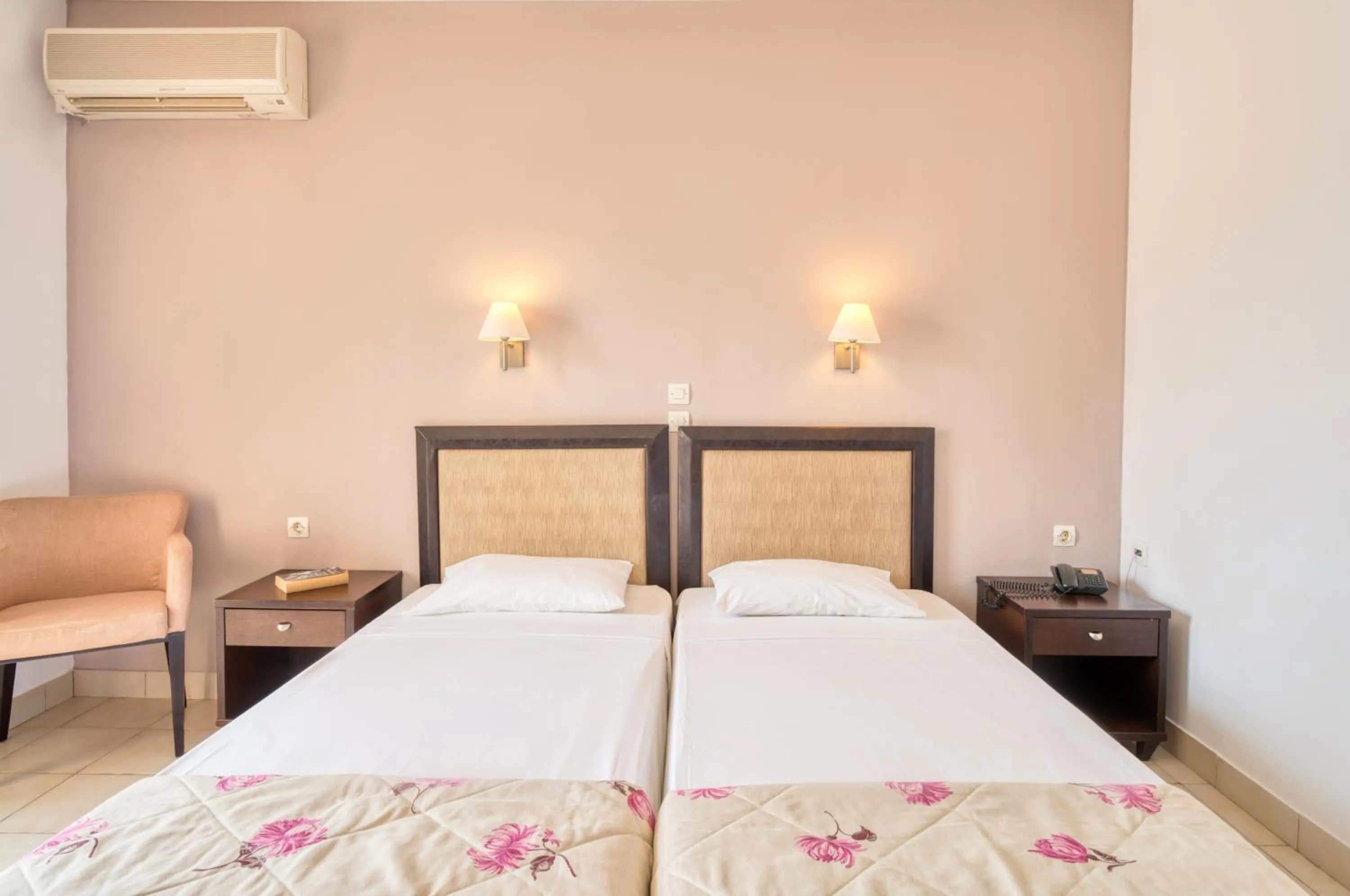 Property building, Bed in Oscar Hotel