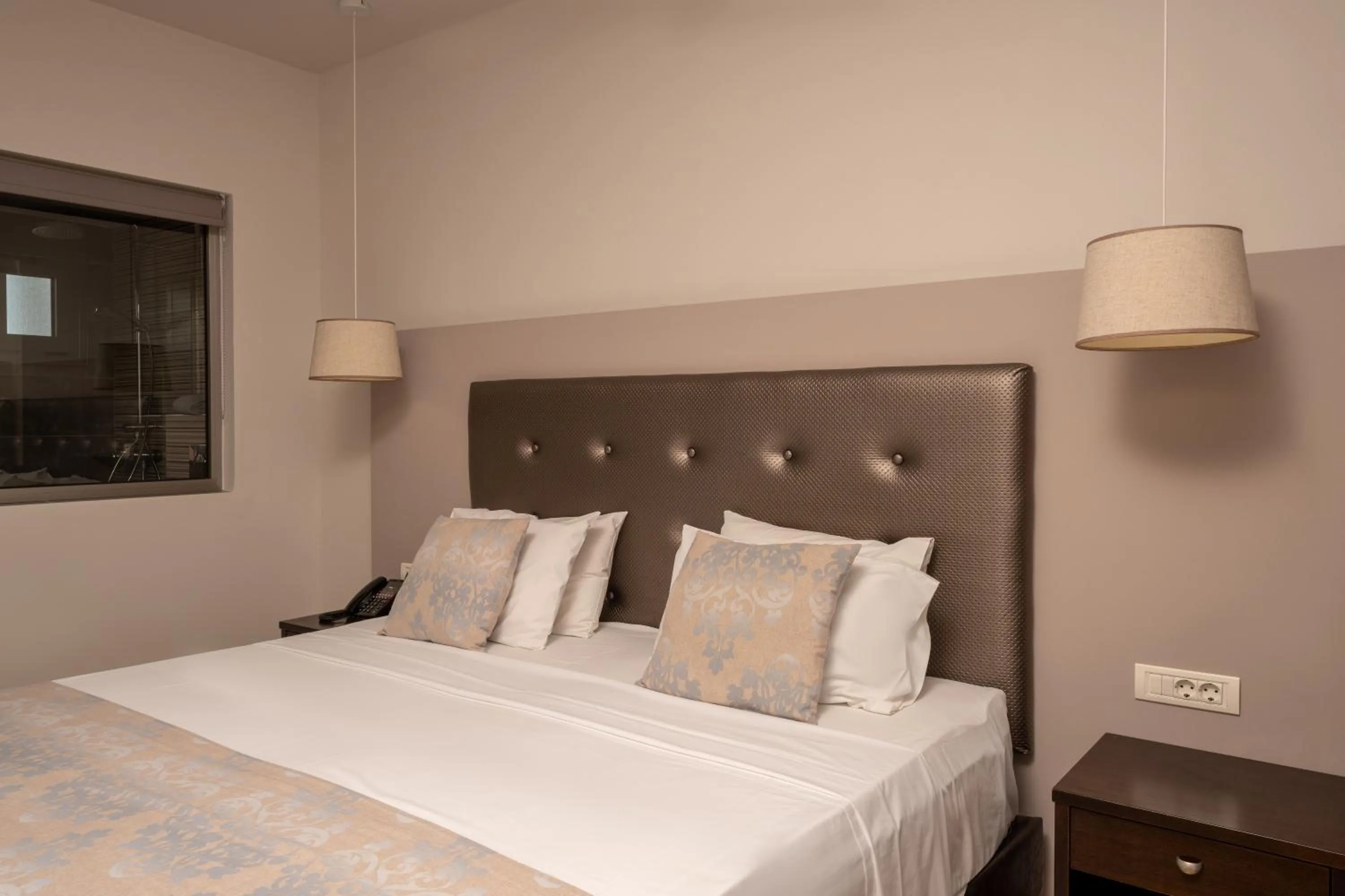 Property building, Bed in Oscar Hotel