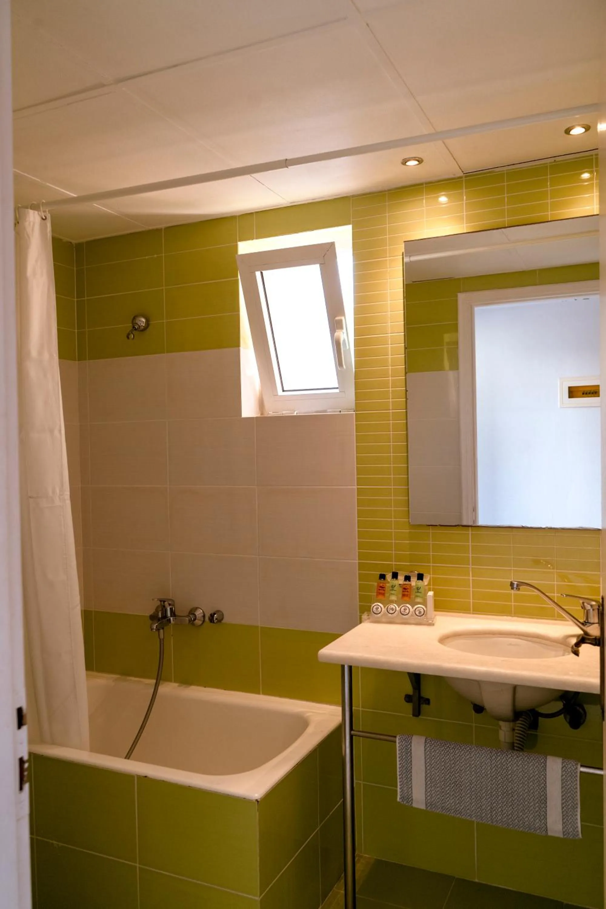 Bathroom in Oscar Hotel