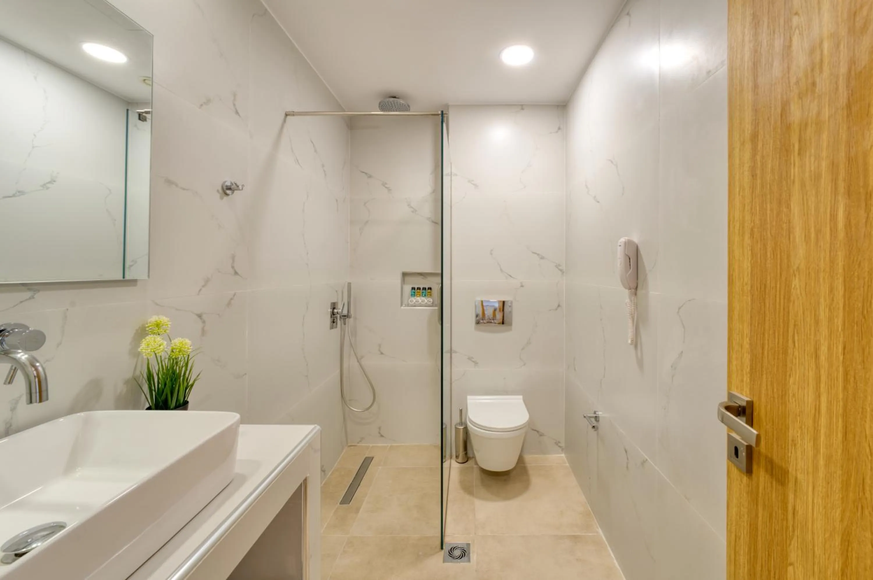 Shower in Oscar Hotel