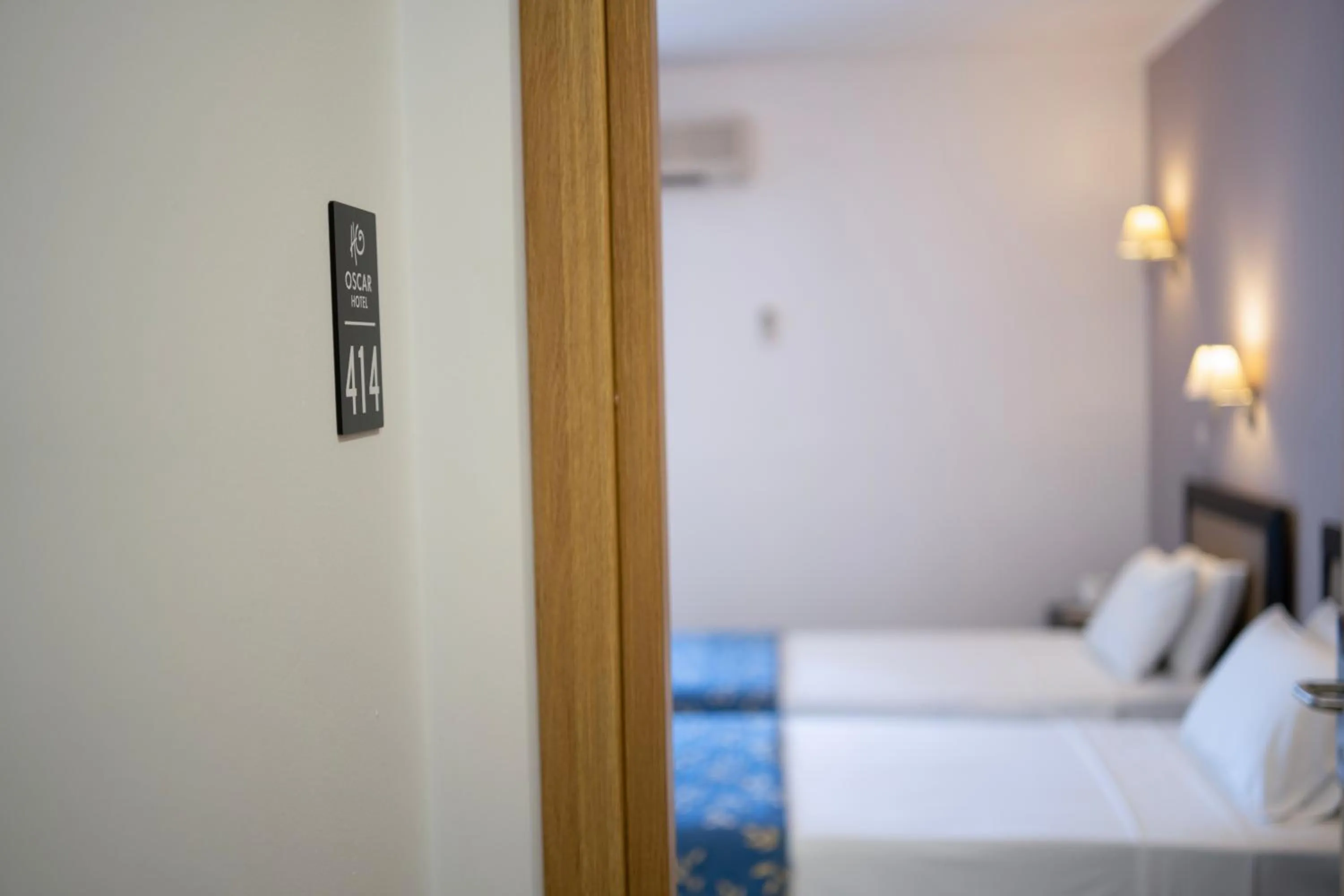 Facade/entrance, Bed in Oscar Hotel