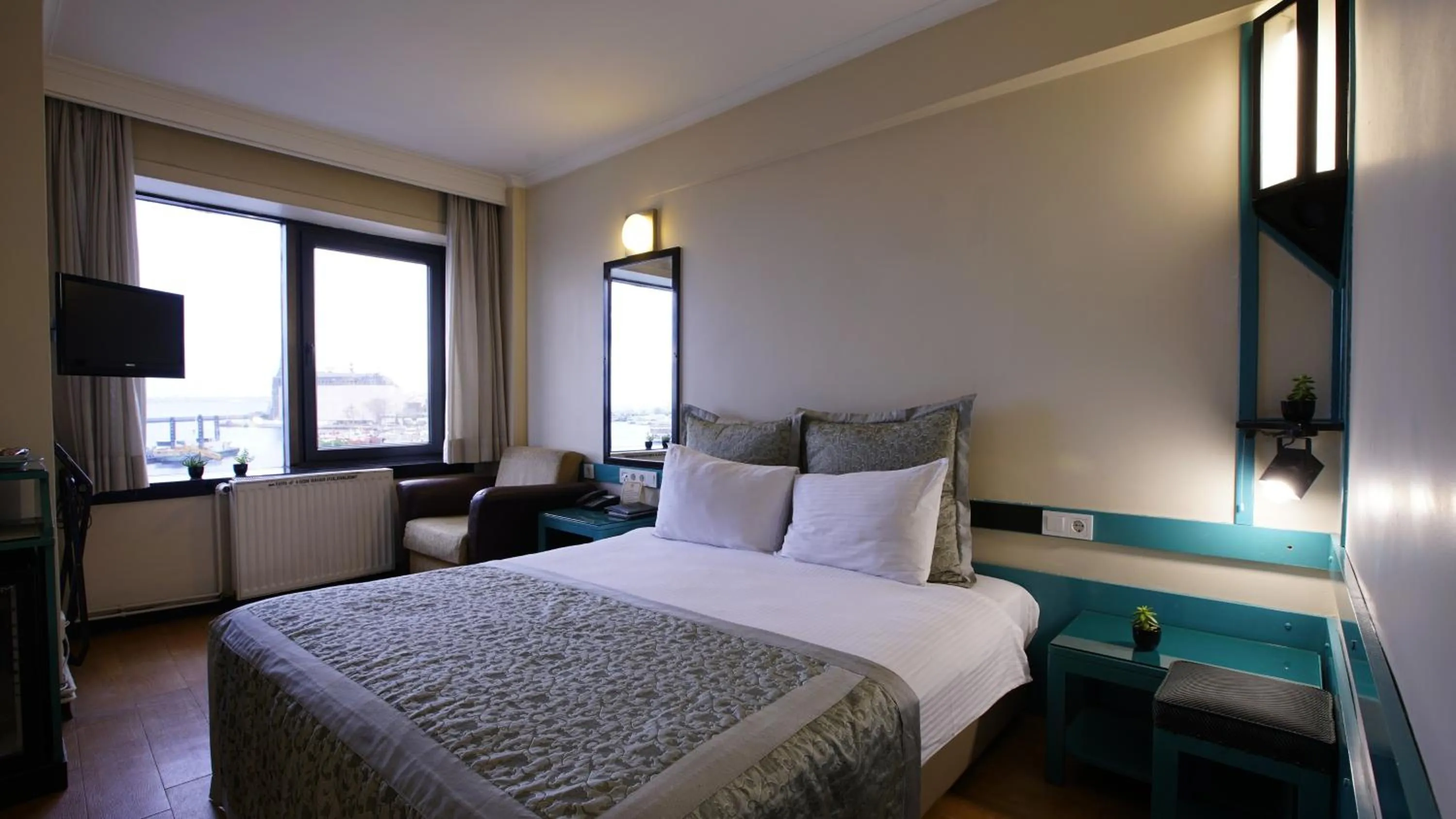 Photo of the whole room, Bed in Kadıköy Rıhtım Hotel