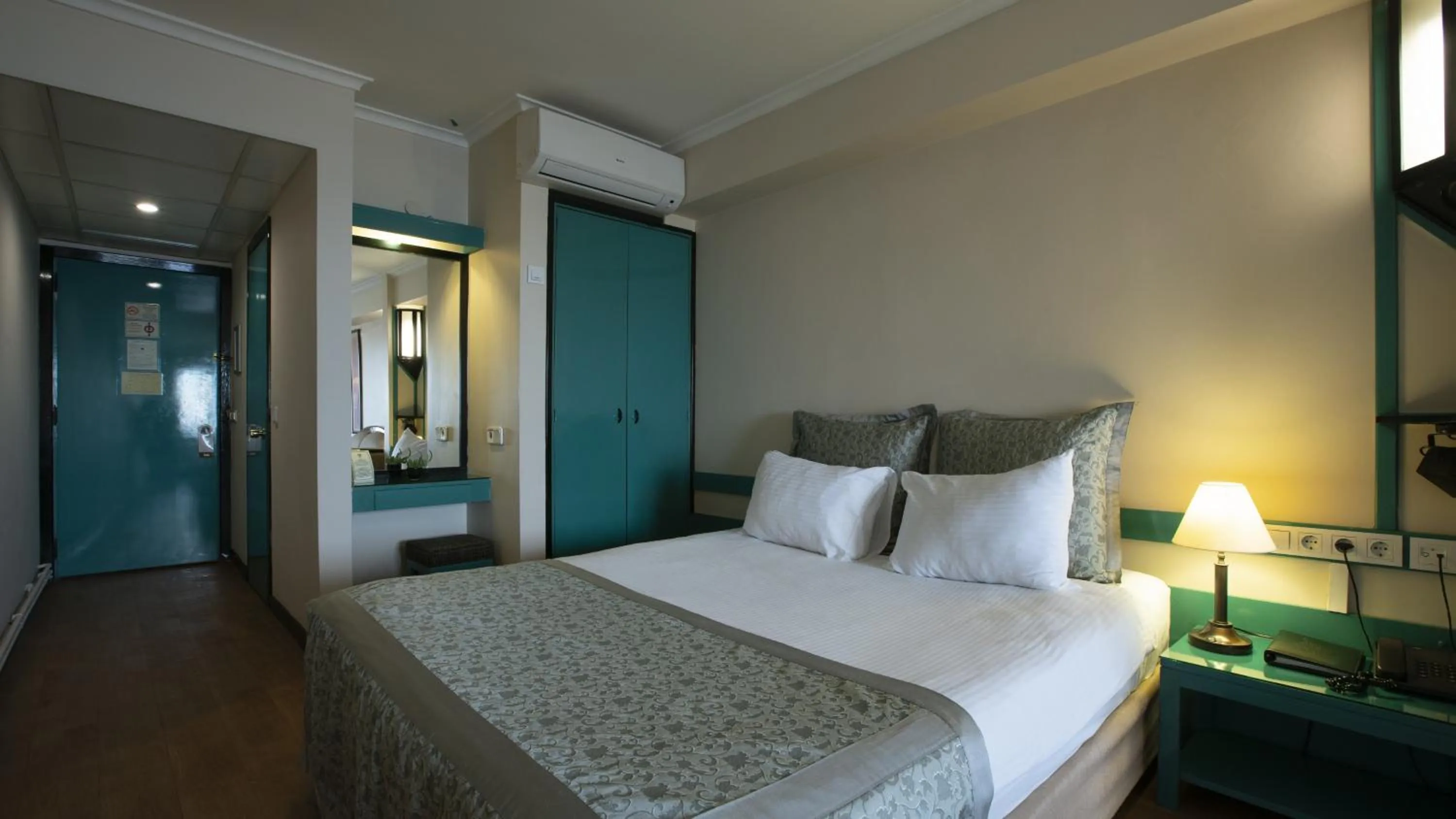 Photo of the whole room, Bed in Kadıköy Rıhtım Hotel