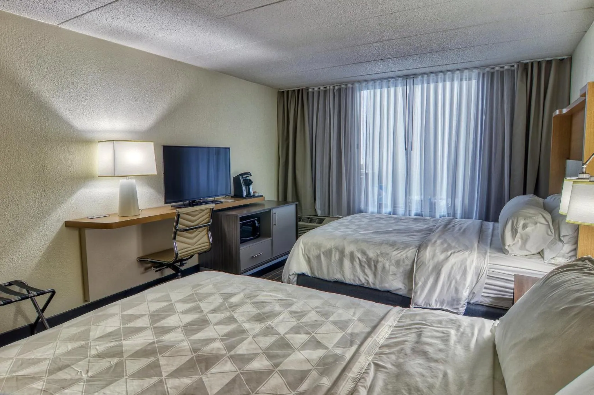 Photo of the whole room, Bed in Holiday Inn Detroit Lakes by IHG