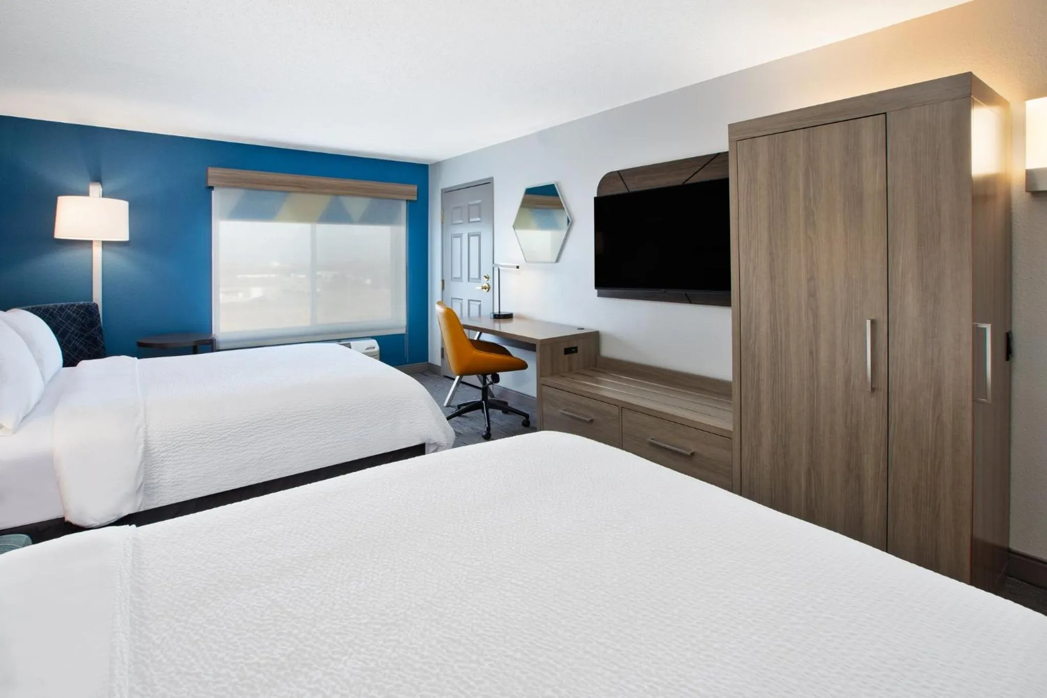 Photo of the whole room, Bed in Holiday Inn Express Fremont by IHG
