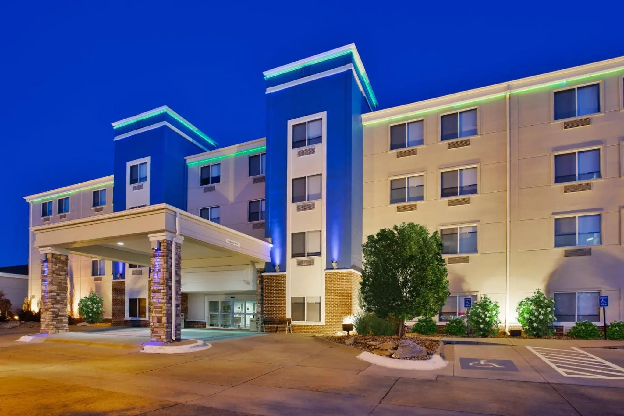 Property building in Holiday Inn Express Fremont by IHG Property building in Holiday Inn Express Fremont by IHG