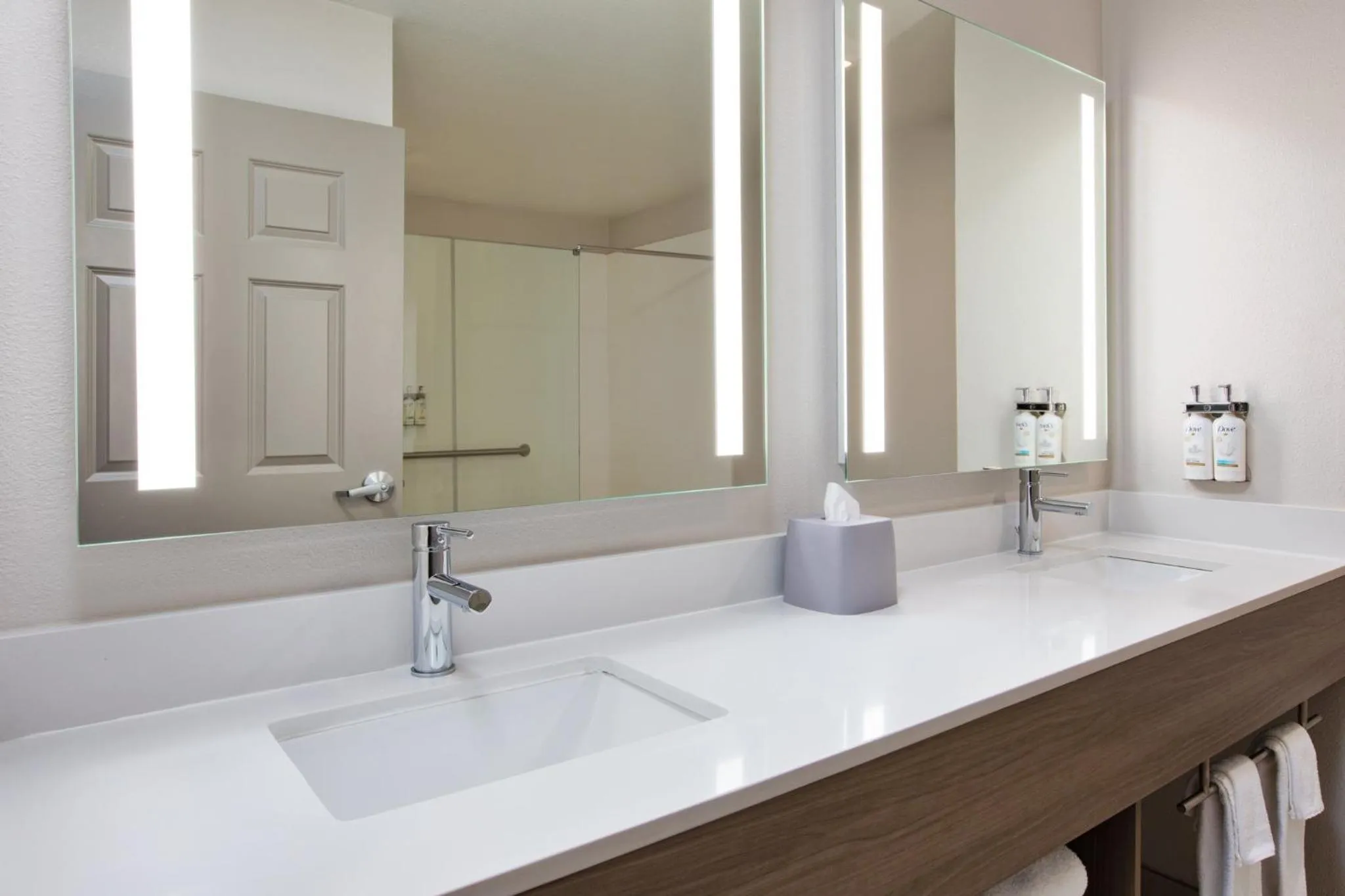 Photo of the whole room in Holiday Inn Express Fremont by IHG