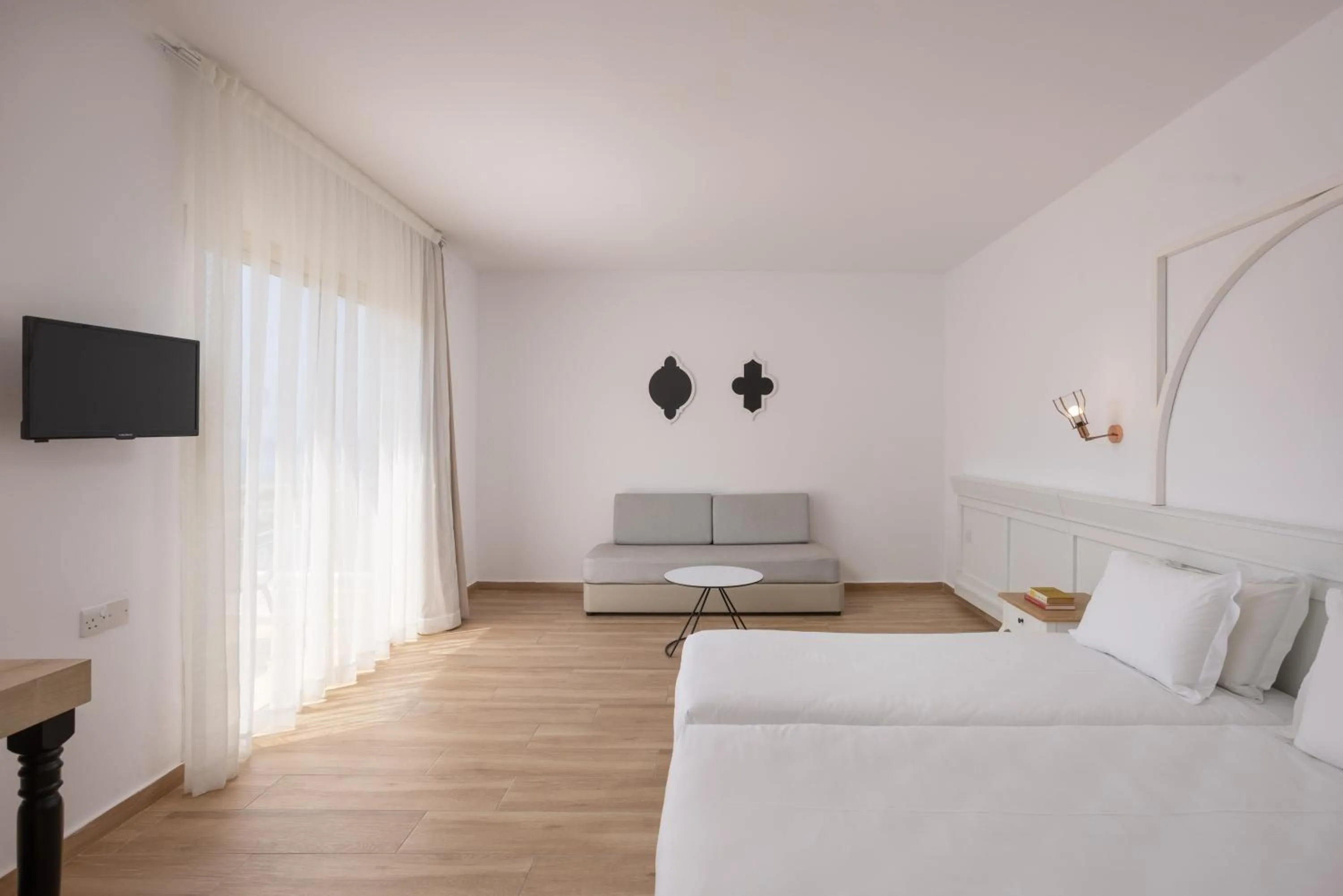 Photo of the whole room, Bed in Atlantica Akteon