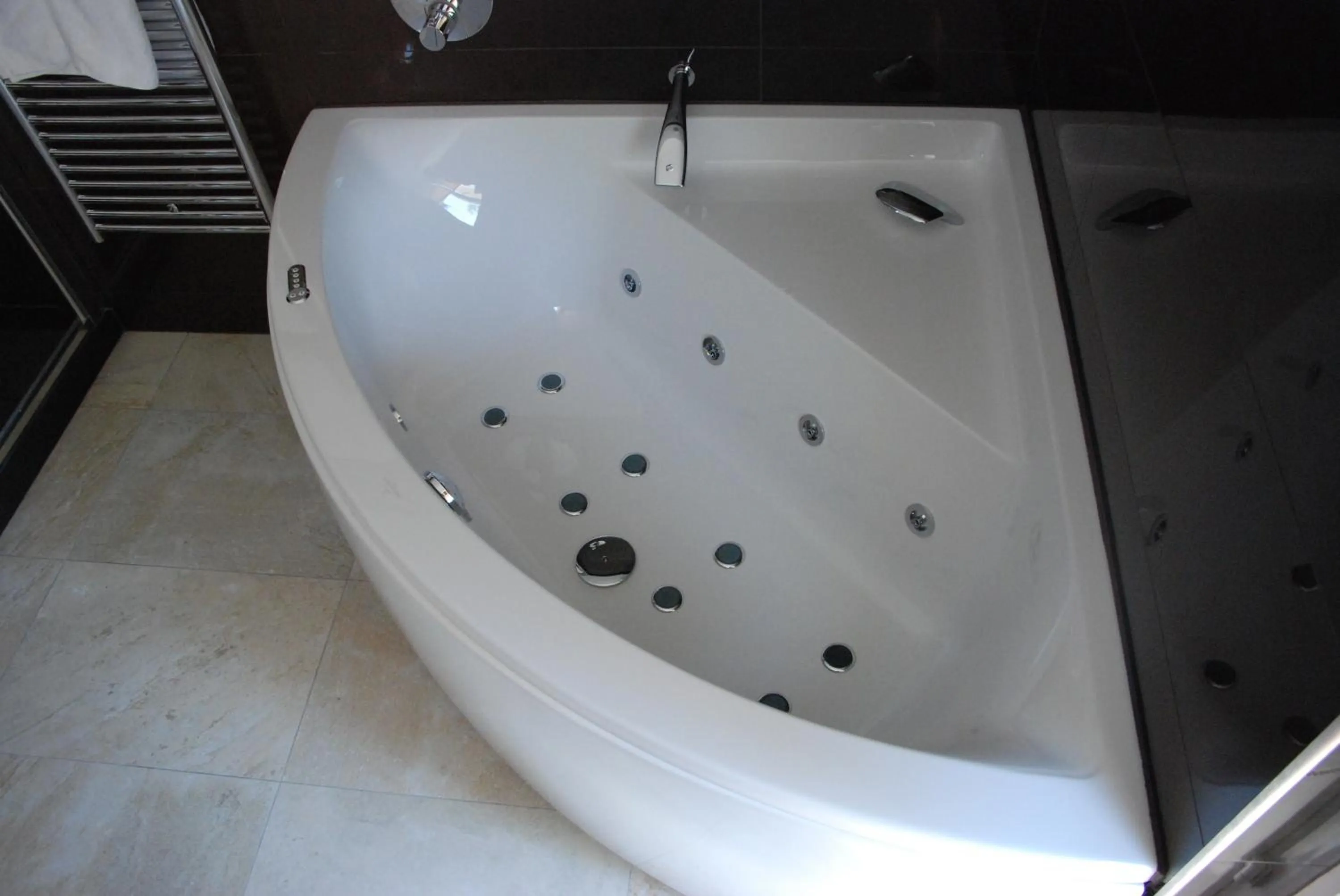 Bathroom in Hôtel Ariane & SPA