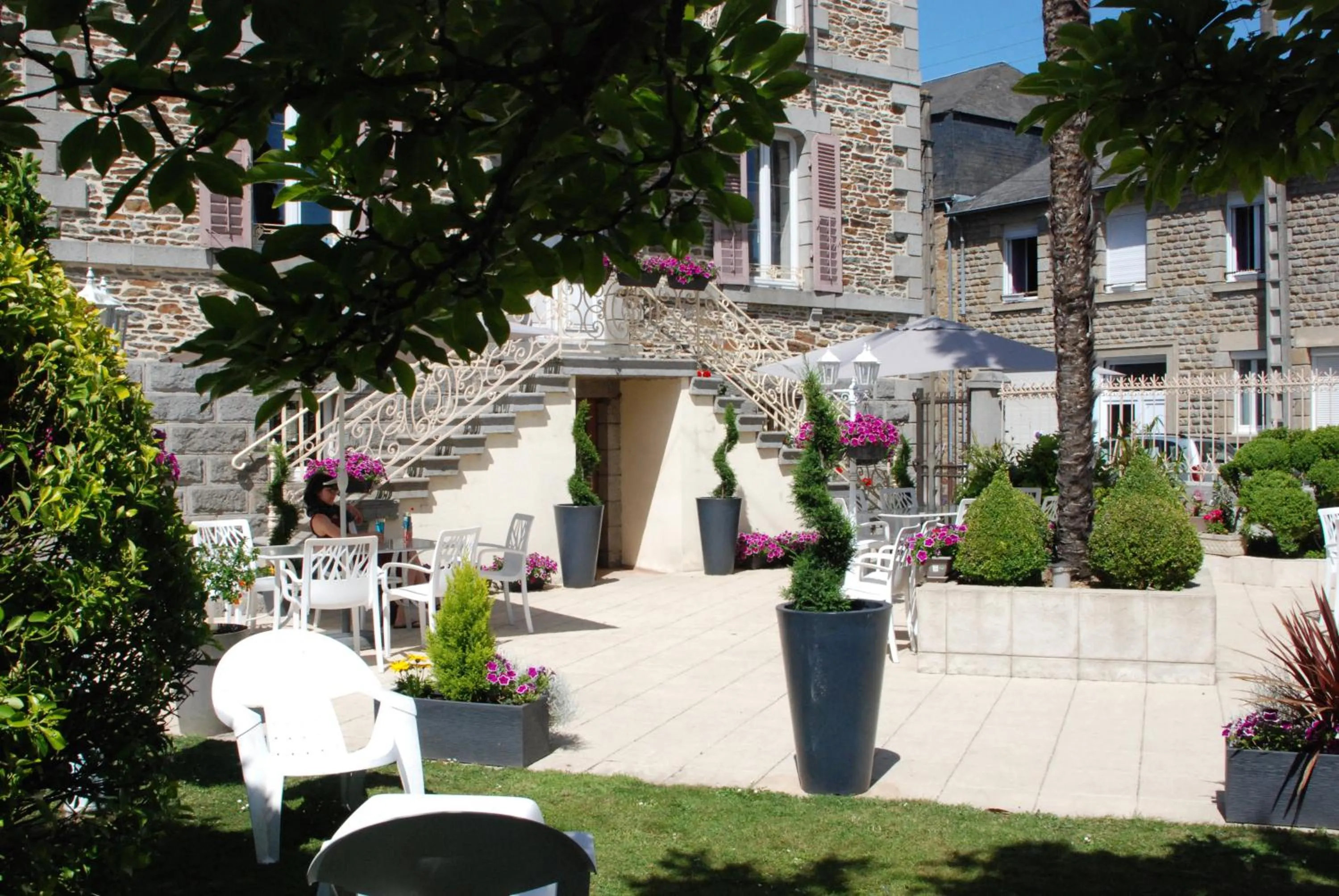 Patio in Hôtel Ariane & SPA