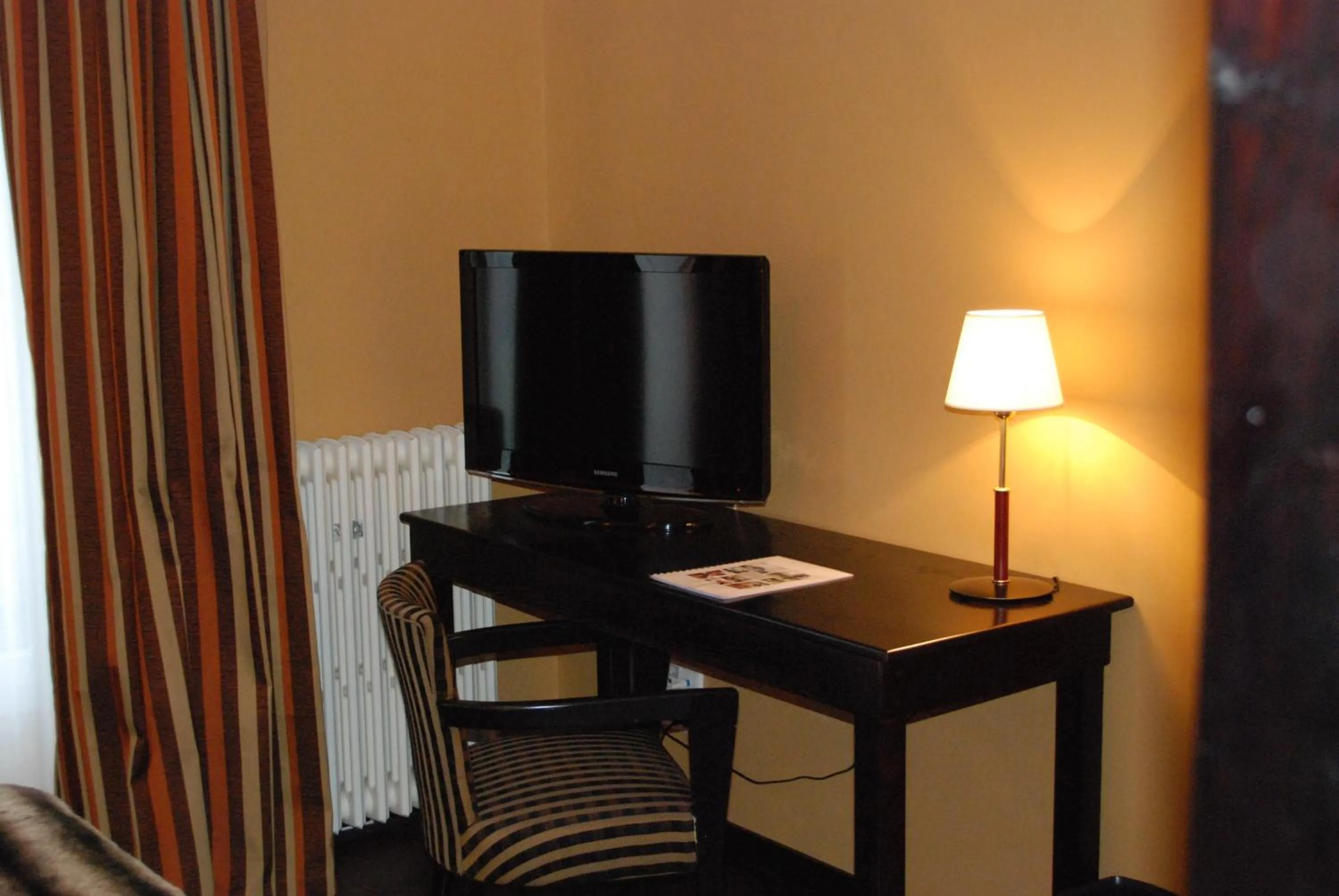 TV and multimedia in Hôtel Ariane & SPA