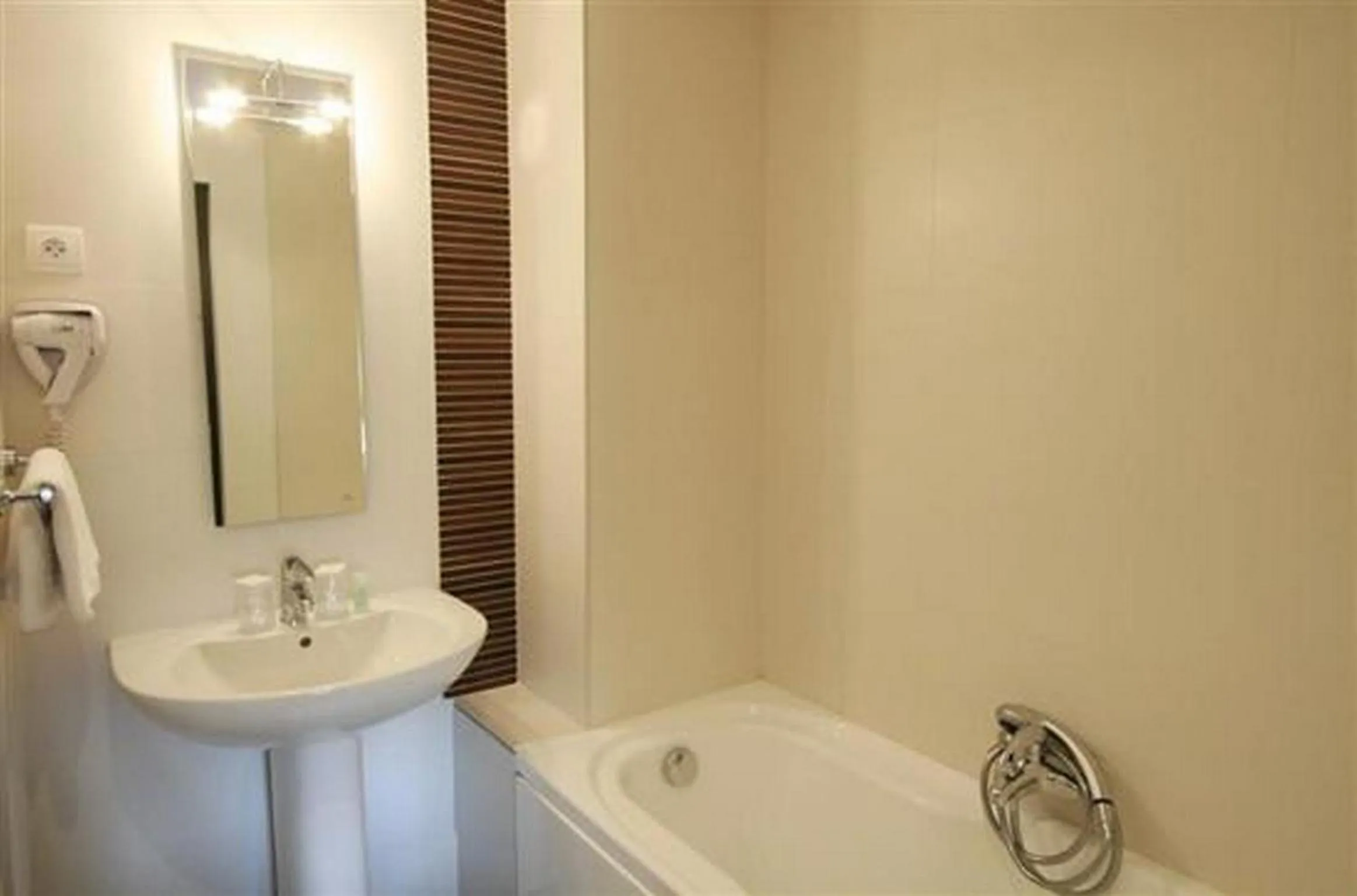 Bathroom in Hôtel Ariane & SPA