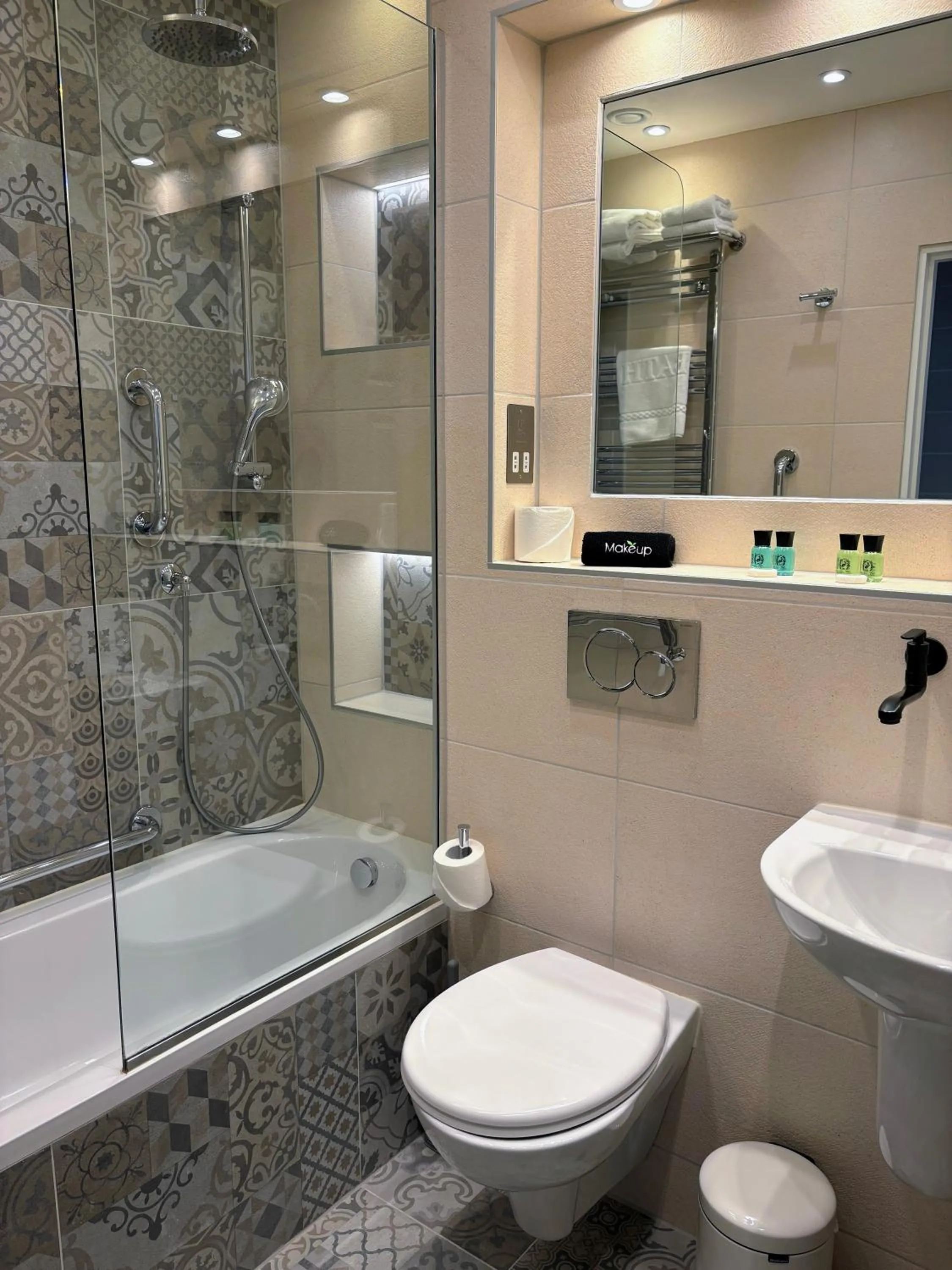 Bathroom in Roxford Lodge Hotel