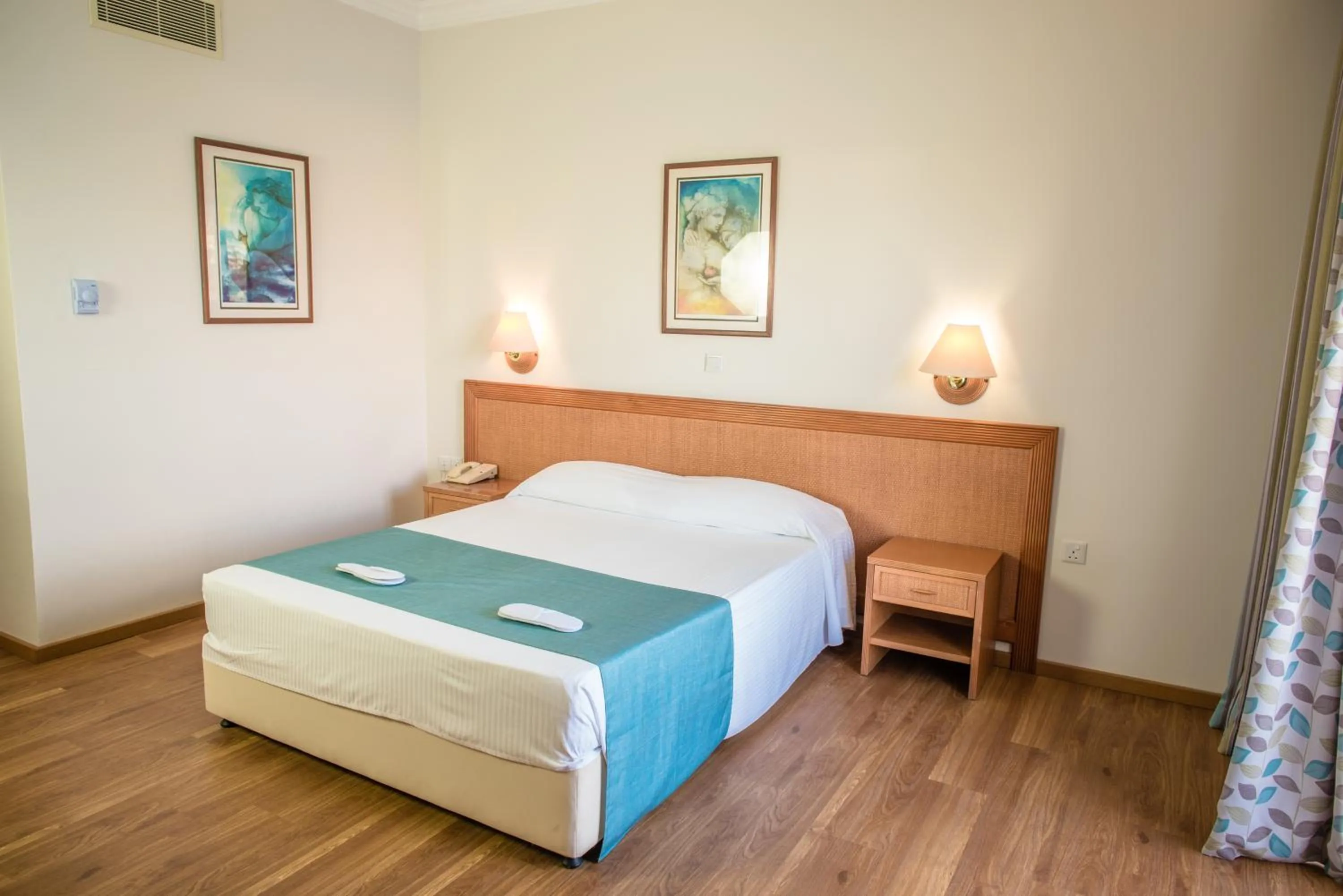 Bed in Cynthiana Beach Hotel