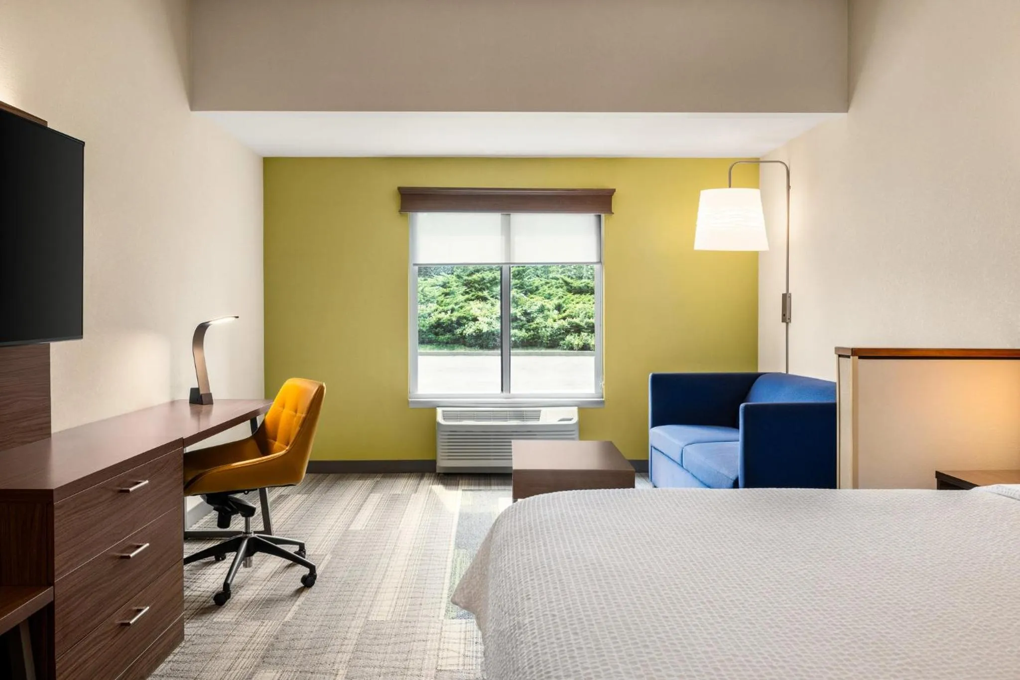 Photo of the whole room, Bed in Holiday Inn Express Hotel & Suites Hagerstown by IHG