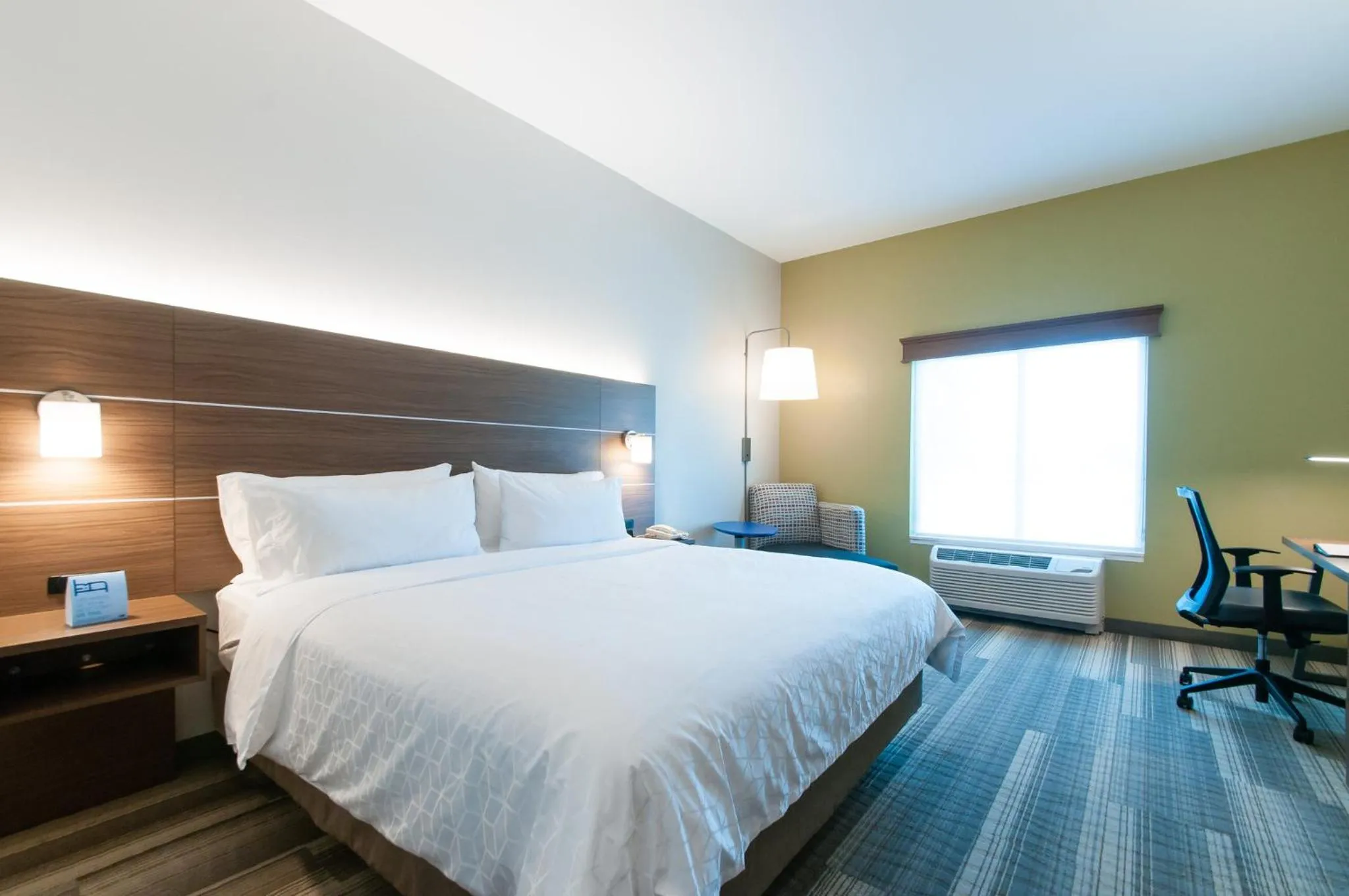 Photo of the whole room, Bed in Holiday Inn Express Hotel & Suites Hagerstown by IHG