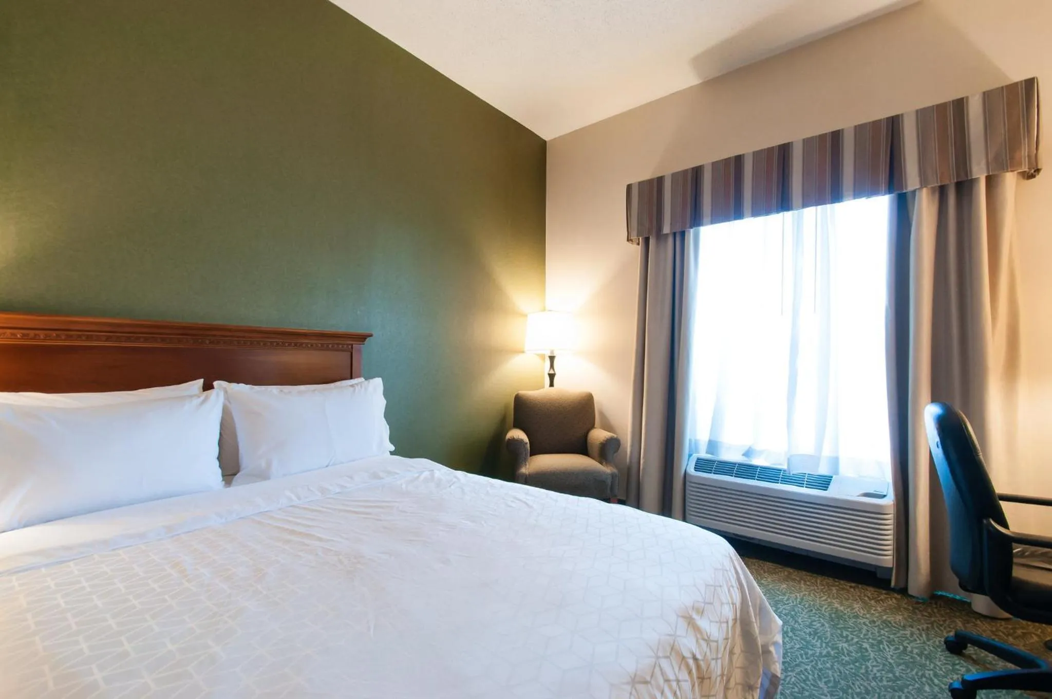 Photo of the whole room, Bed in Holiday Inn Express Hotel & Suites Hagerstown by IHG
