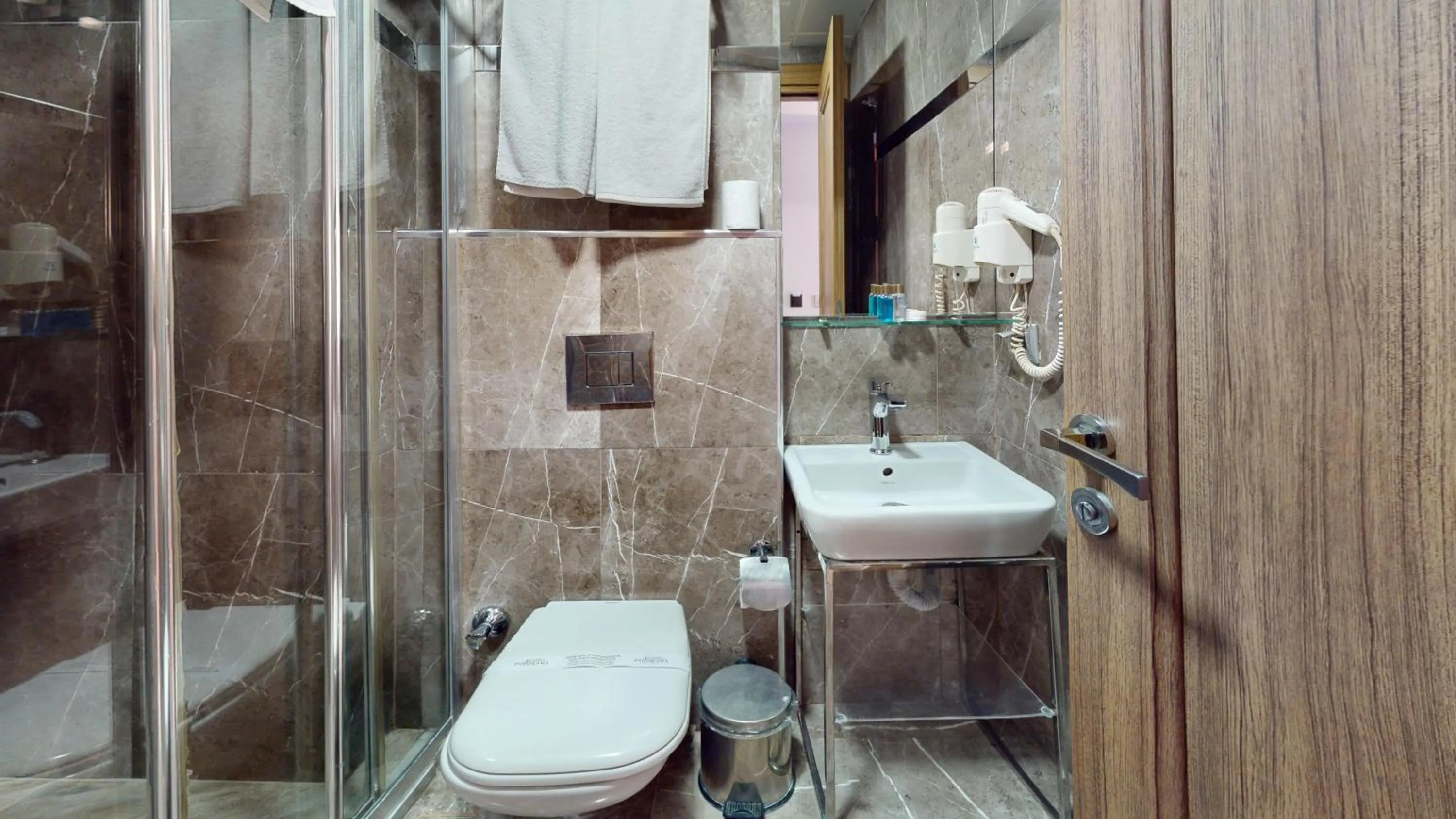 Shower in Istanbul River Hotel